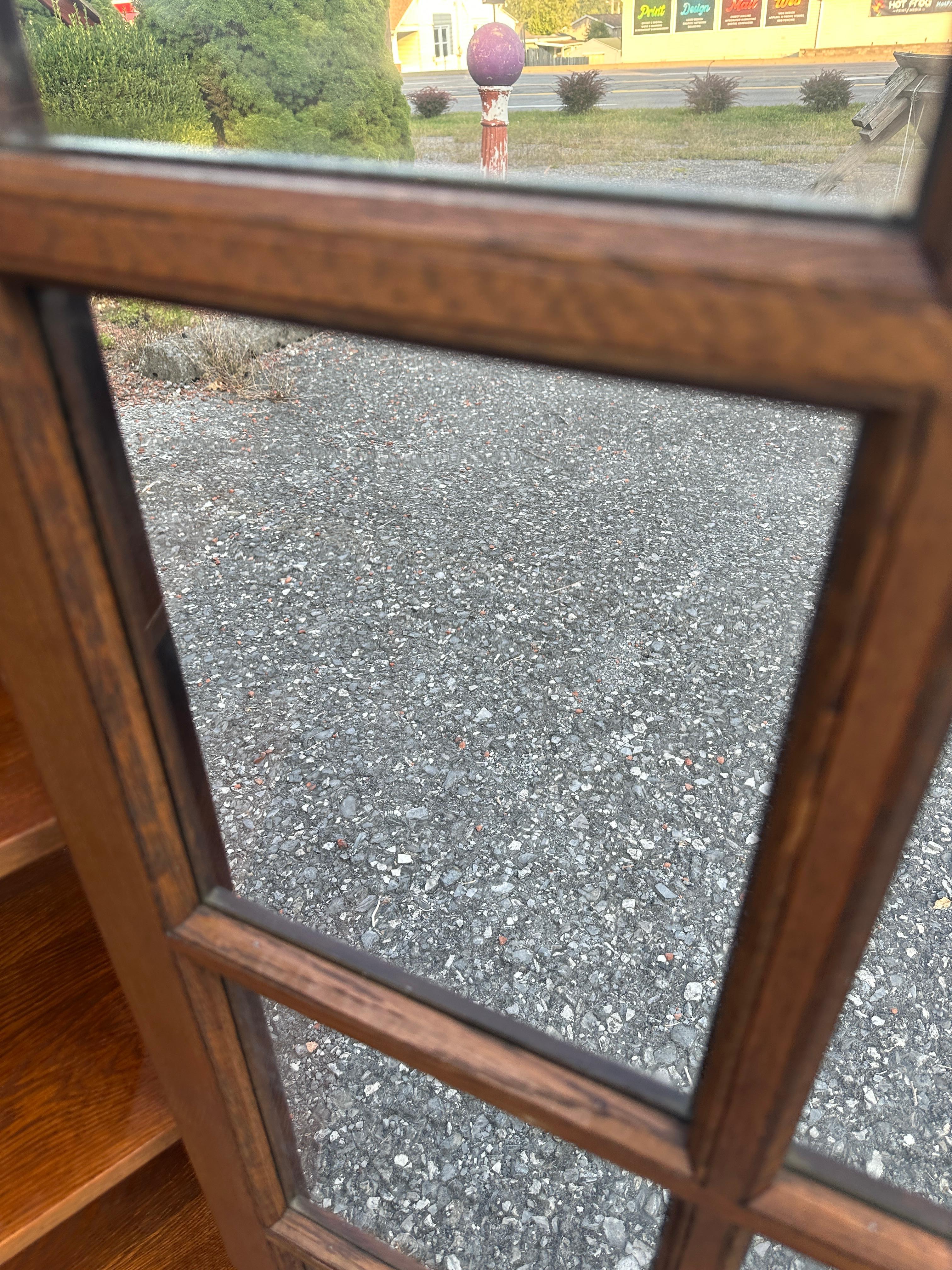 Verre ANTIQUITÉ GUSTAV STICKLEY   Bibliothèque à deux portes modèle 717 - W7984 en vente