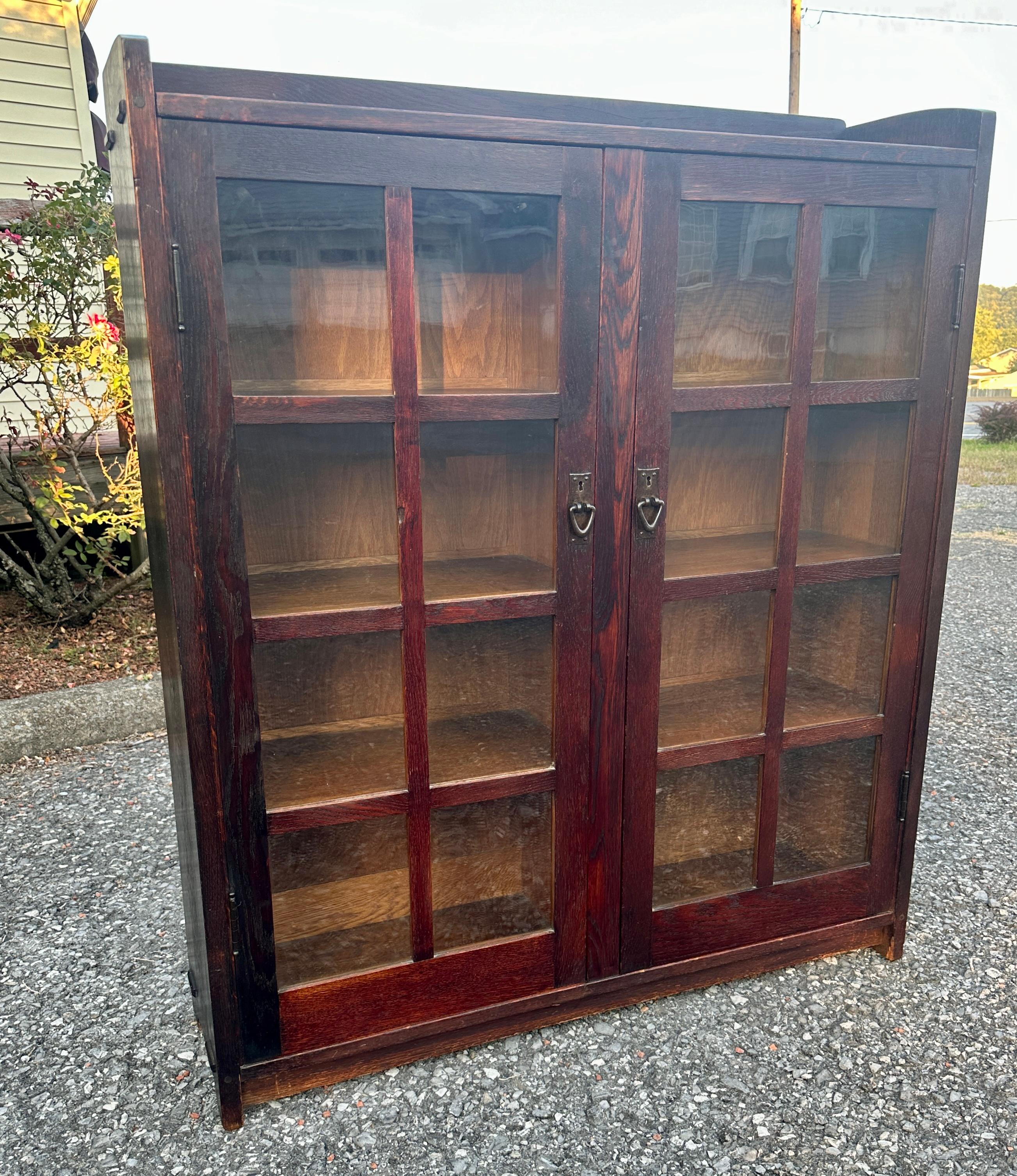Américain ANTIQUITÉ GUSTAV STICKLEY   Bibliothèque à deux portes modèle 717 - W7984 en vente