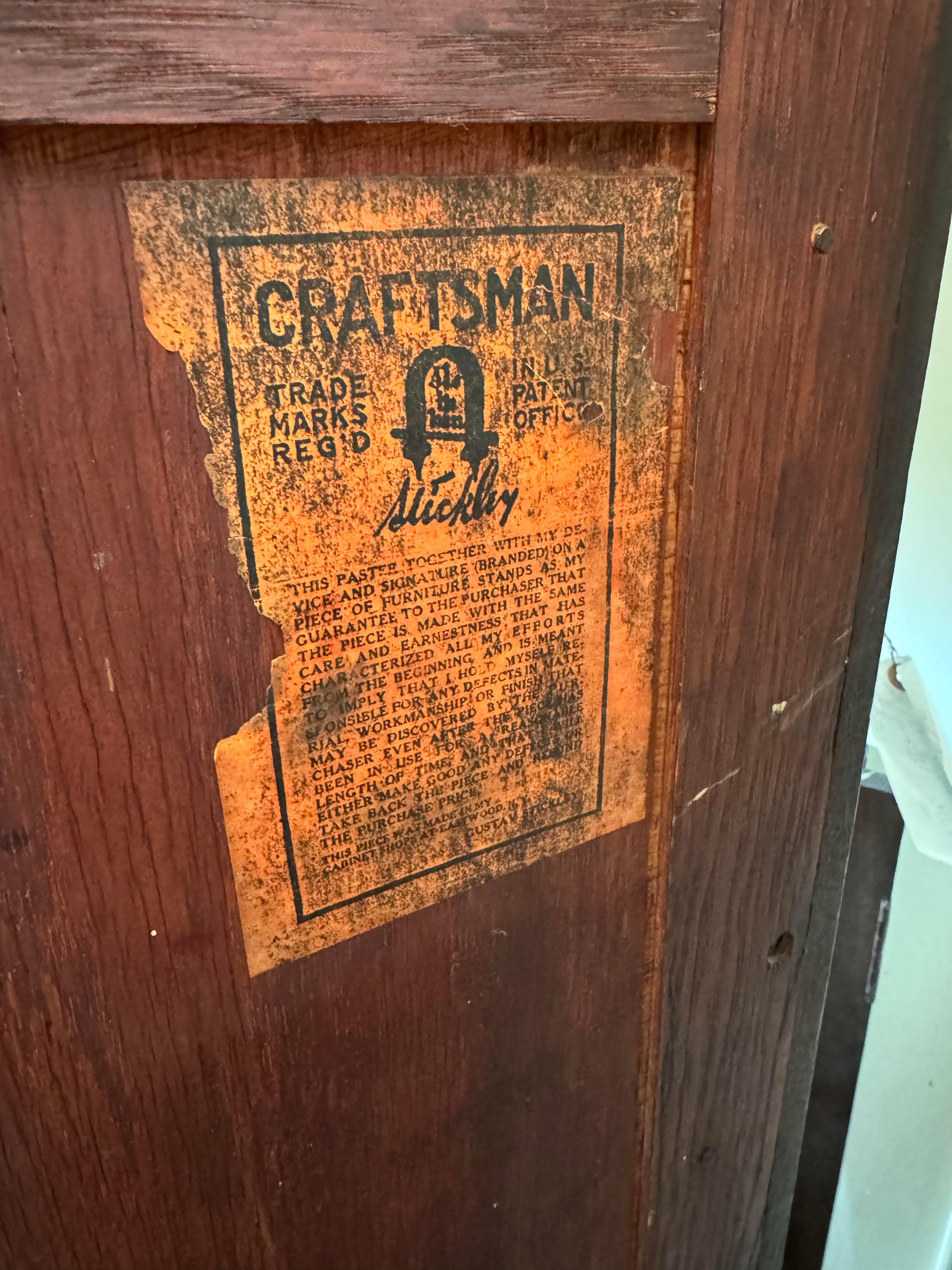 ANTIQUITÉ GUSTAV STICKLEY   Bibliothèque à deux portes modèle 717 - W7984 Excellent état - En vente à Shamokin Dam, PA