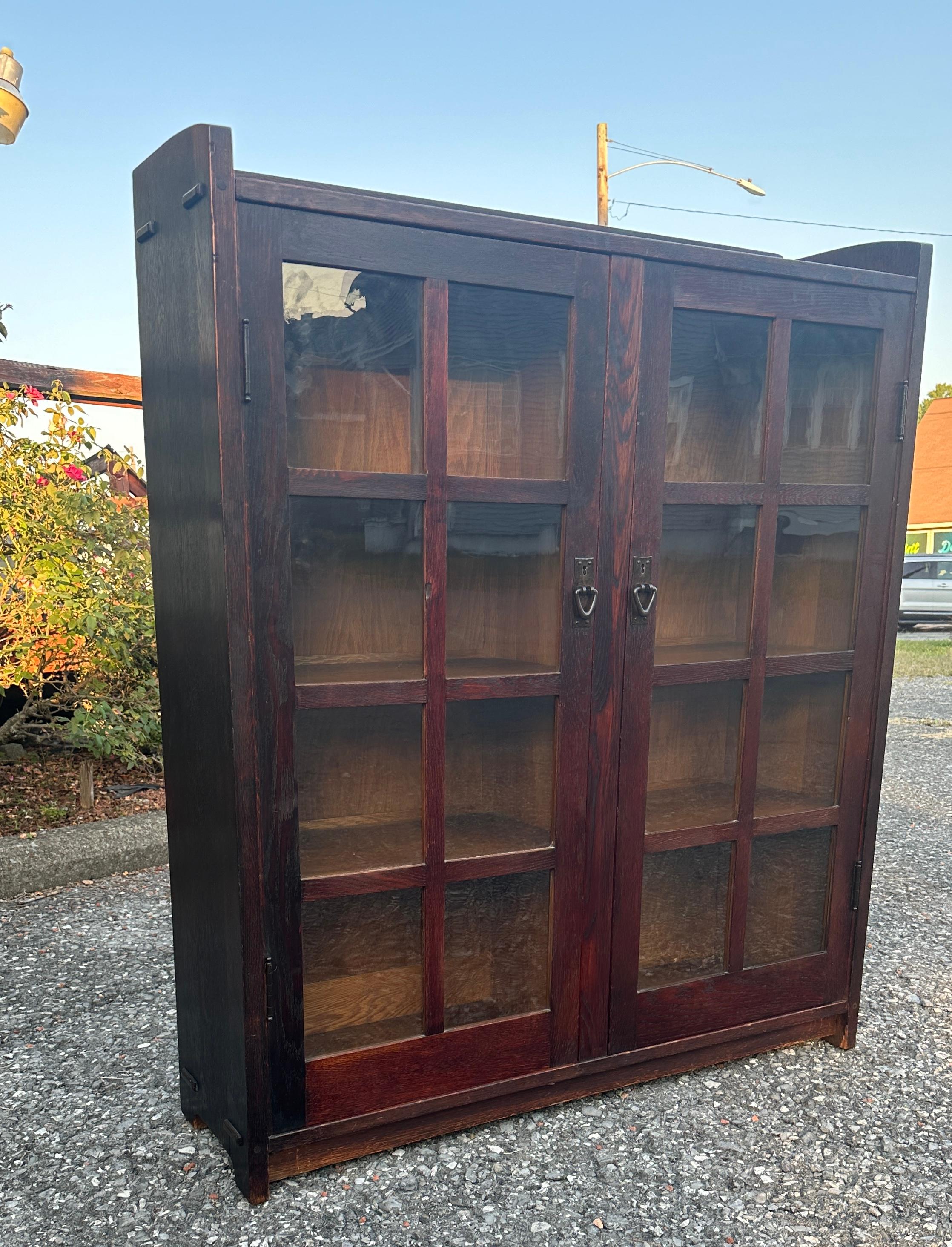 Arts and Crafts ANTIQUITÉ GUSTAV STICKLEY   Bibliothèque à deux portes modèle 717 - W7984 en vente