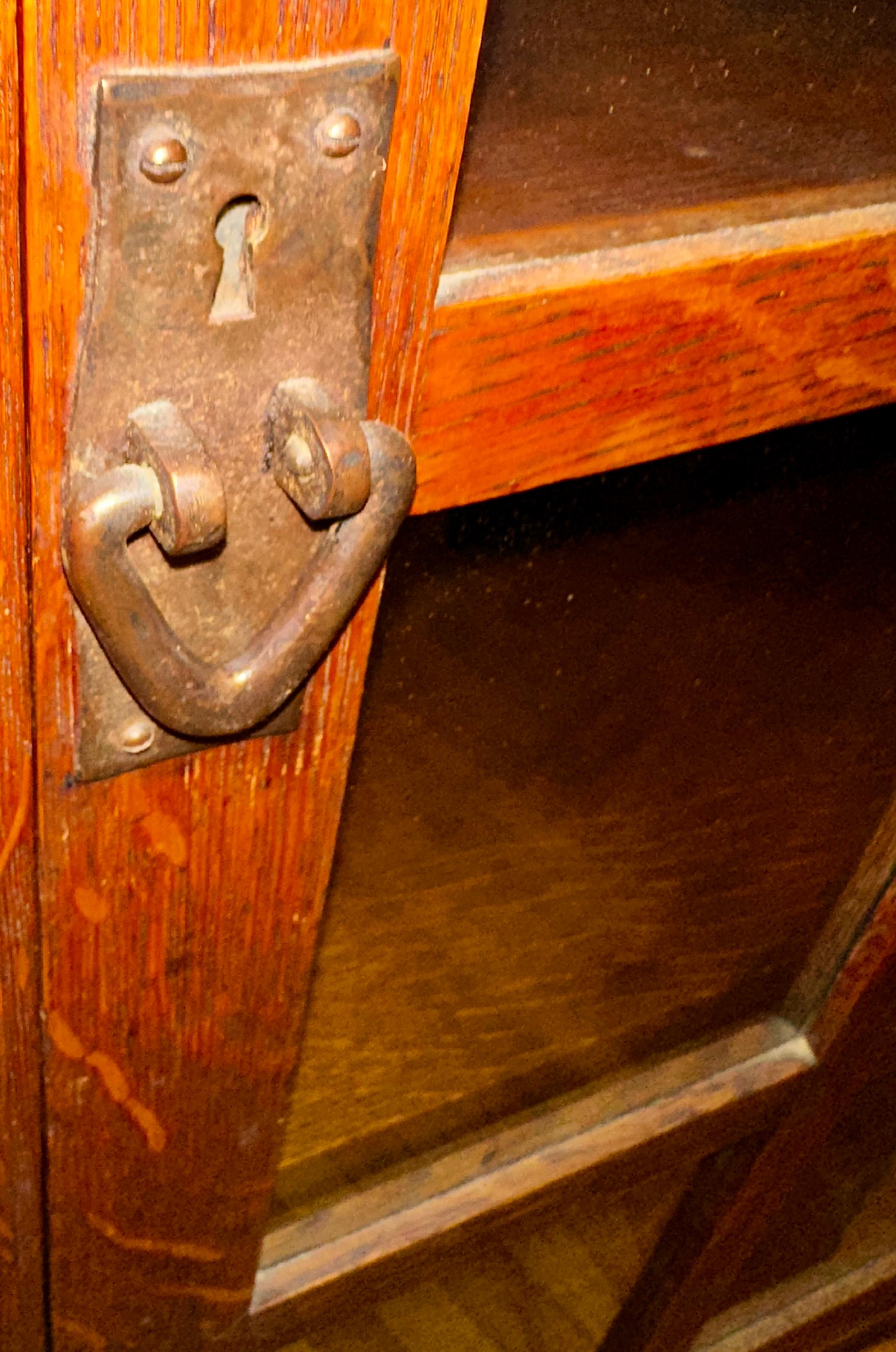 Antico armadio per le porcellane a un'anta di GUSTAV STICKLEY/ IN VENDITA in vendita 3