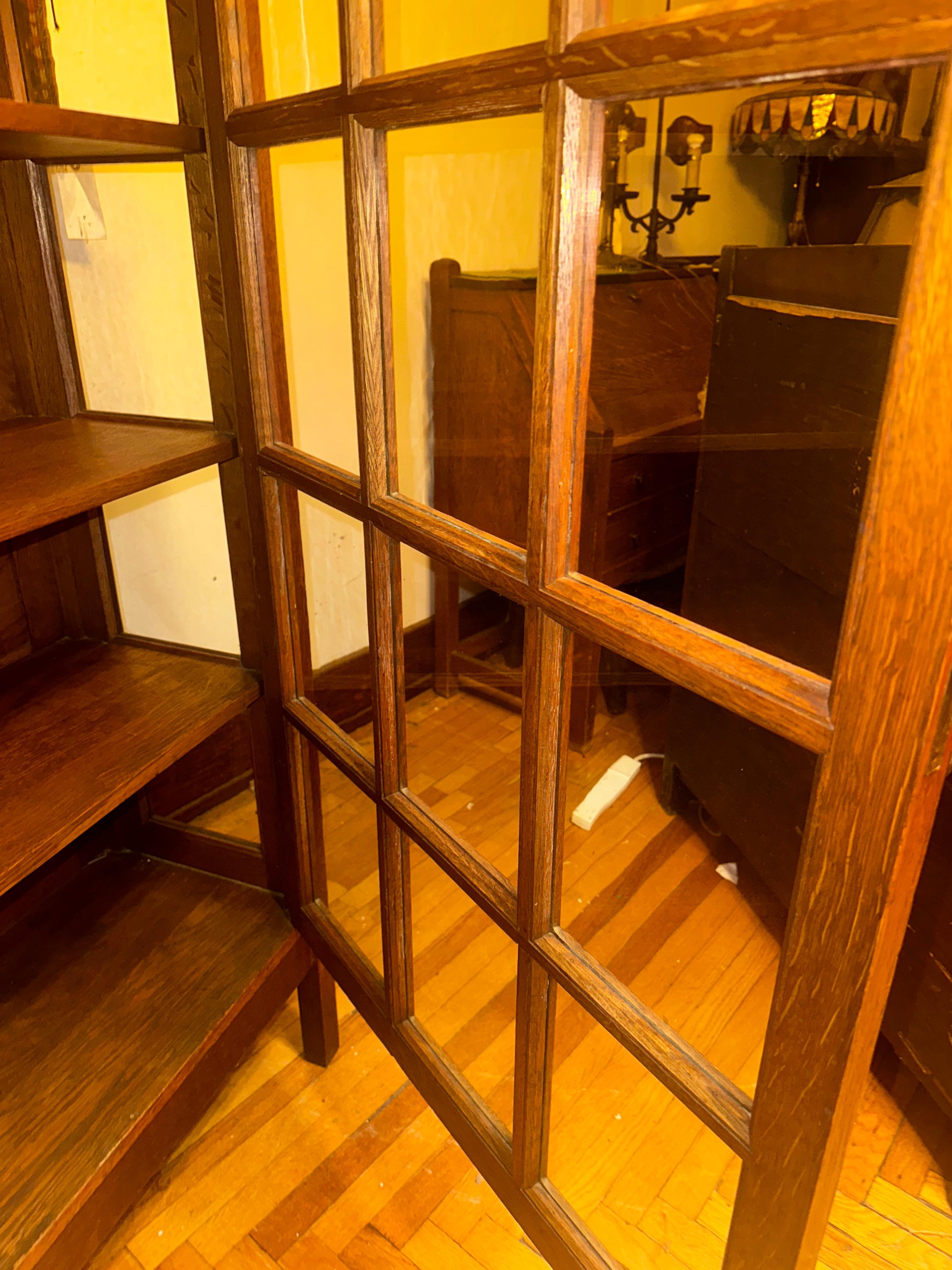 Antico armadio per le porcellane a un'anta di GUSTAV STICKLEY/ IN VENDITA in vendita 4