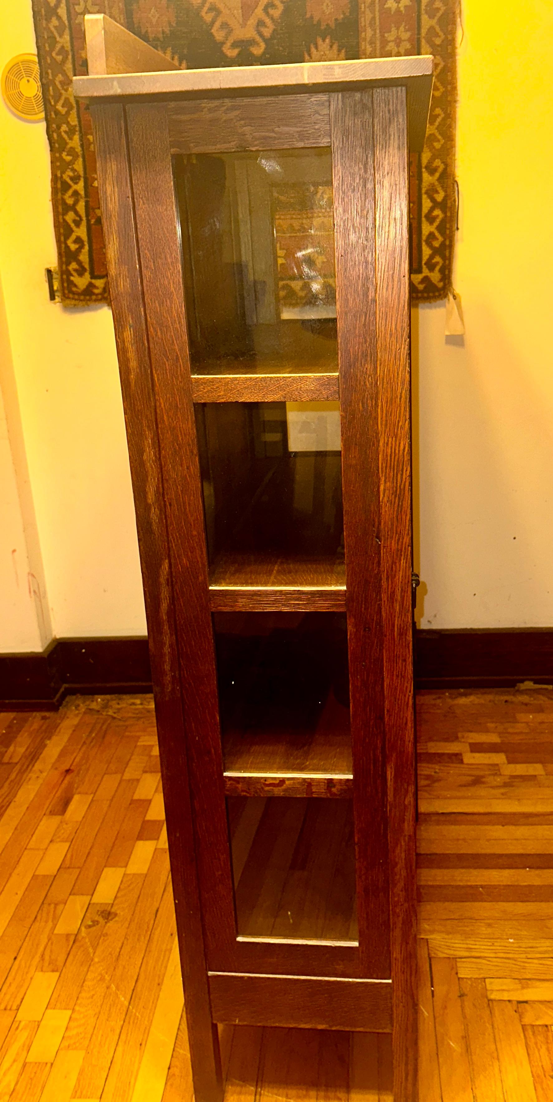 Antico armadio per le porcellane a un'anta di GUSTAV STICKLEY/ IN VENDITA in vendita 8