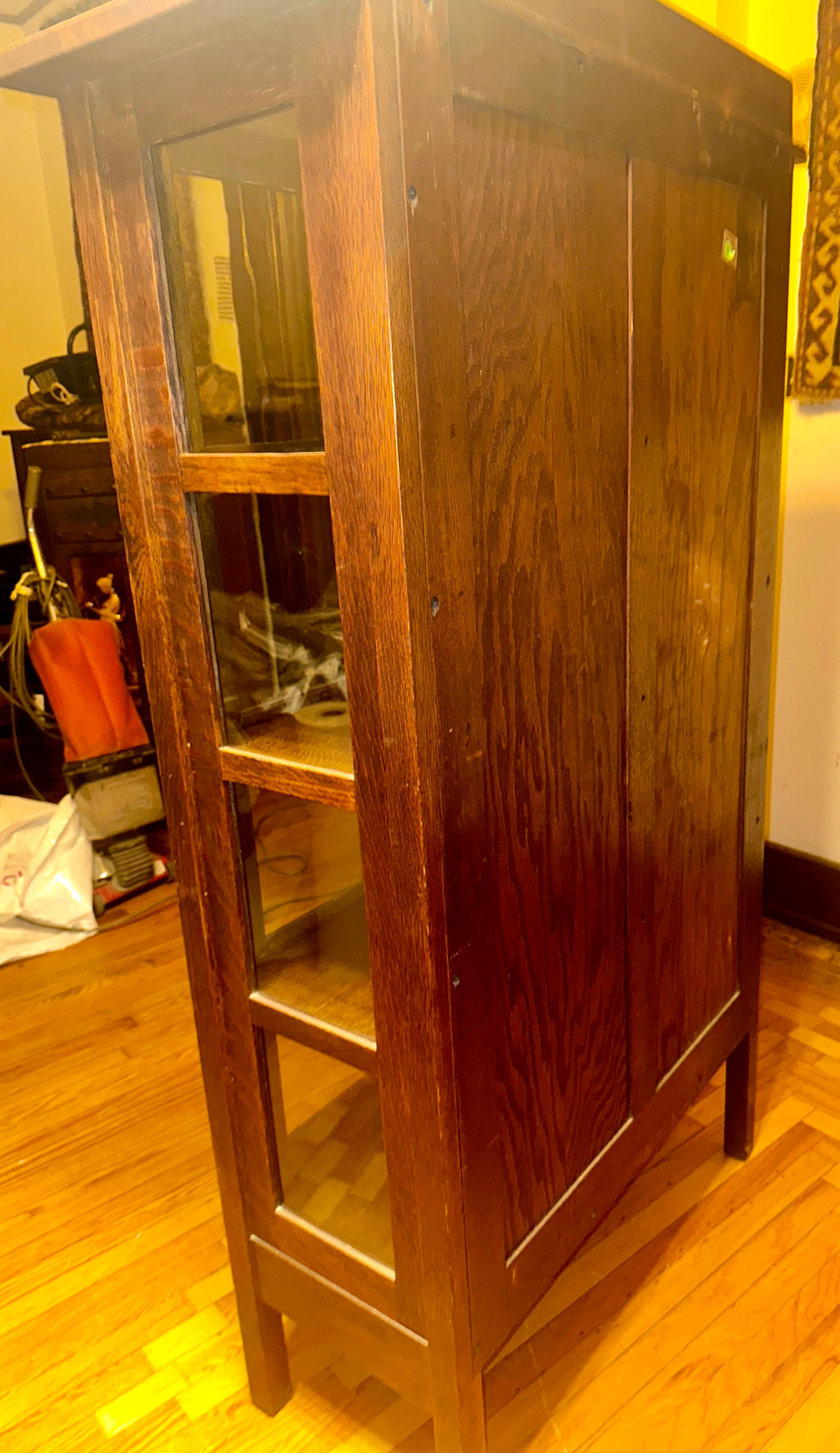 Antico armadio per le porcellane a un'anta di GUSTAV STICKLEY/ IN VENDITA in vendita 9