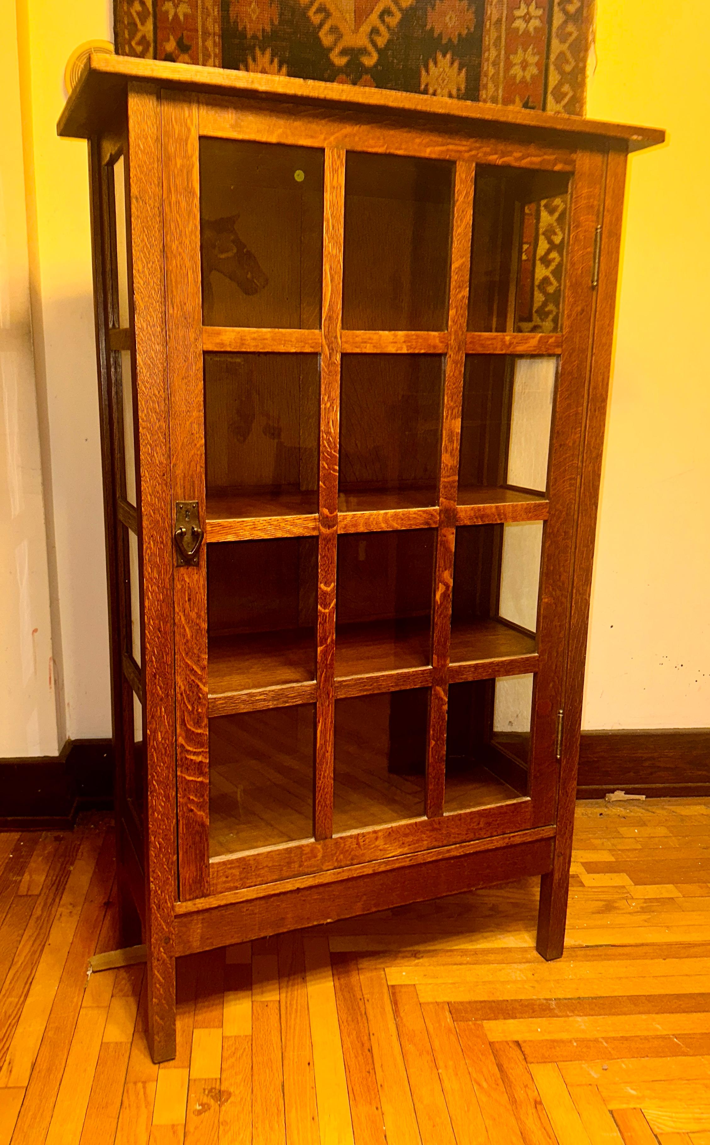 Si tratta di un SUPERBIO mobile portavivande antico a un'anta di Gustav Stickley con un'eccellente finitura originale. La cassa ha un'eccellente selezione di quercia segata a quarto - .forse la migliore che abbiamo mai visto! Ottimo hardware