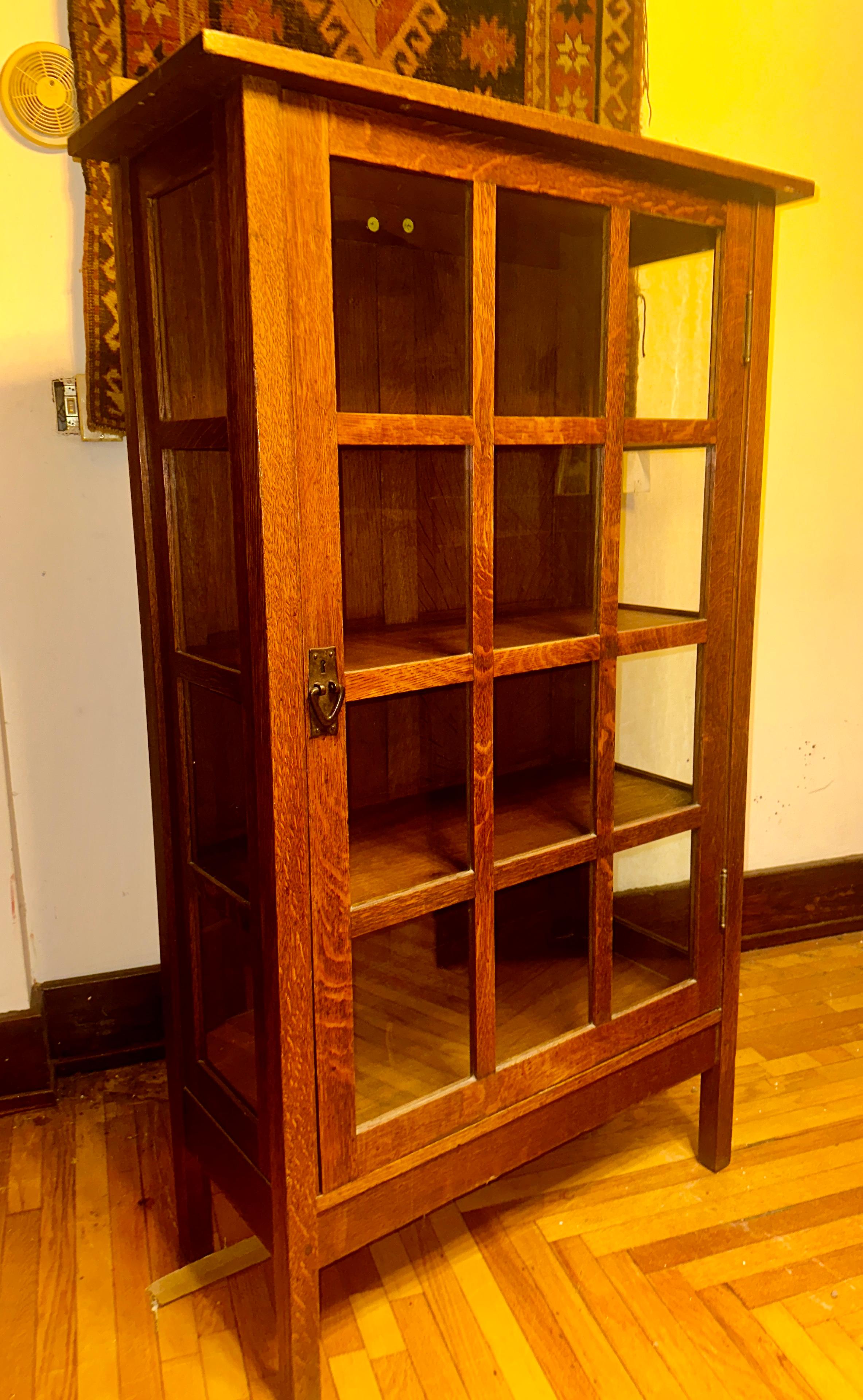 Arts and Crafts Antico armadio per le porcellane a un'anta di GUSTAV STICKLEY/ IN VENDITA in vendita