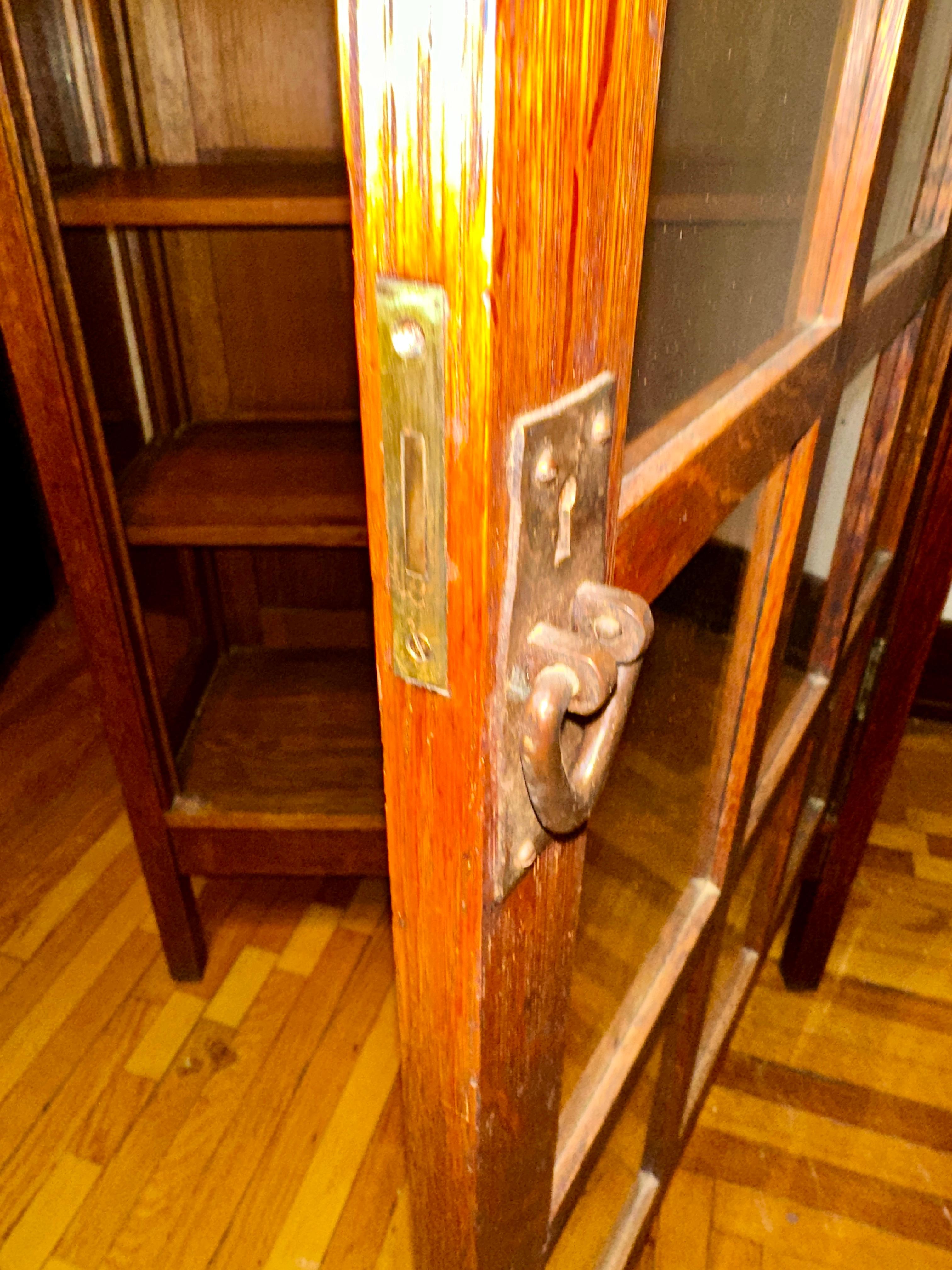 Antico armadio per le porcellane a un'anta di GUSTAV STICKLEY/ IN VENDITA in vendita 1