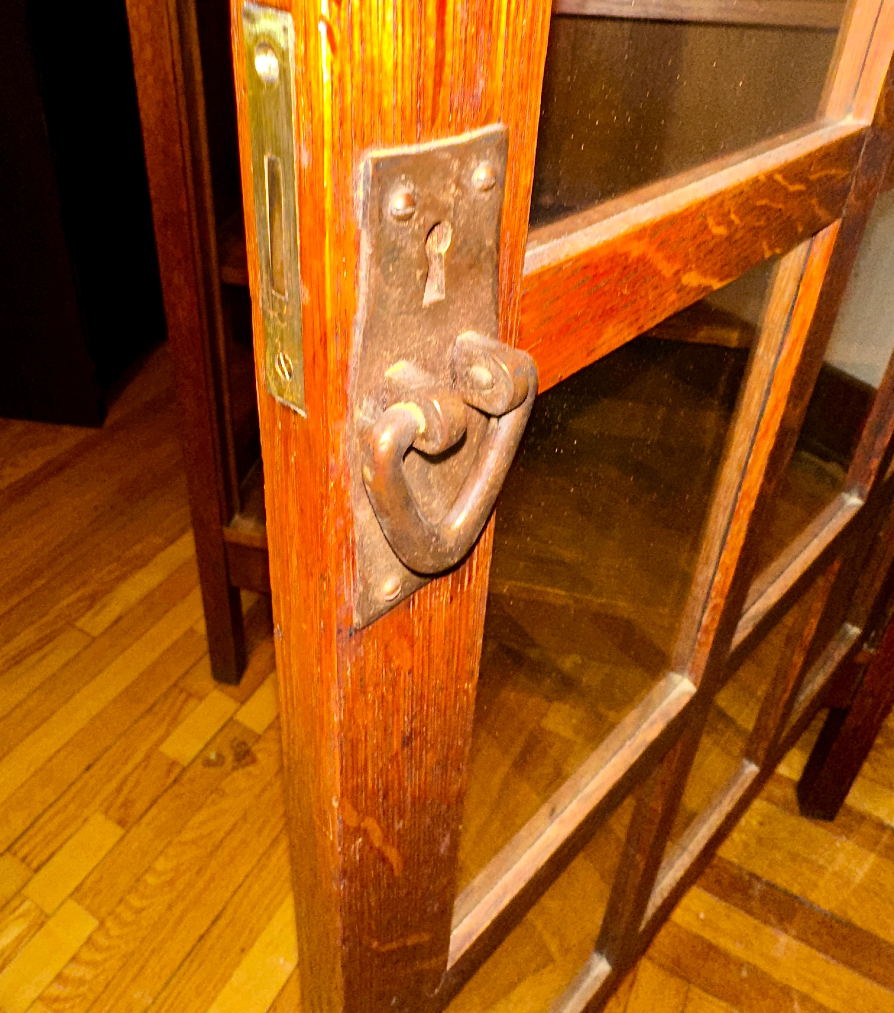 Antico armadio per le porcellane a un'anta di GUSTAV STICKLEY/ IN VENDITA in vendita 2