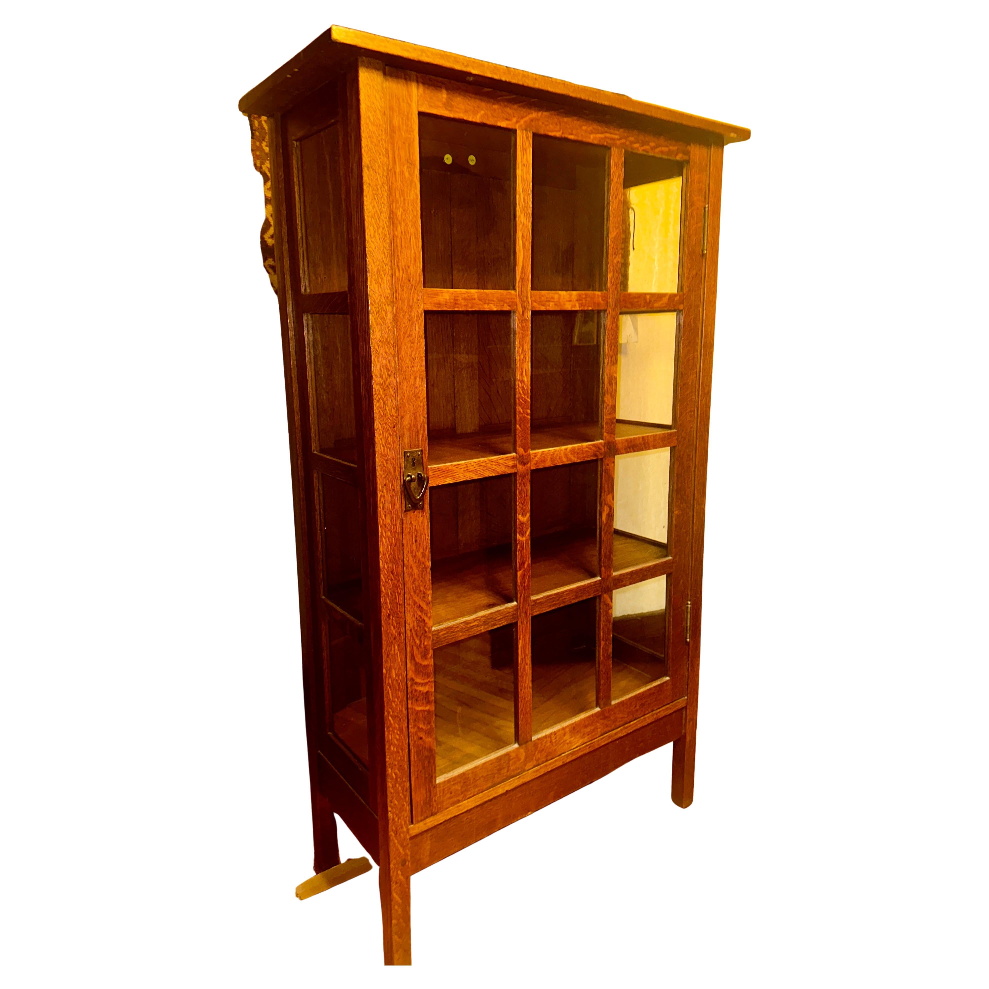 Antiguo armario de porcelana de una puerta GUSTAV STICKLEY/ EN VENTA