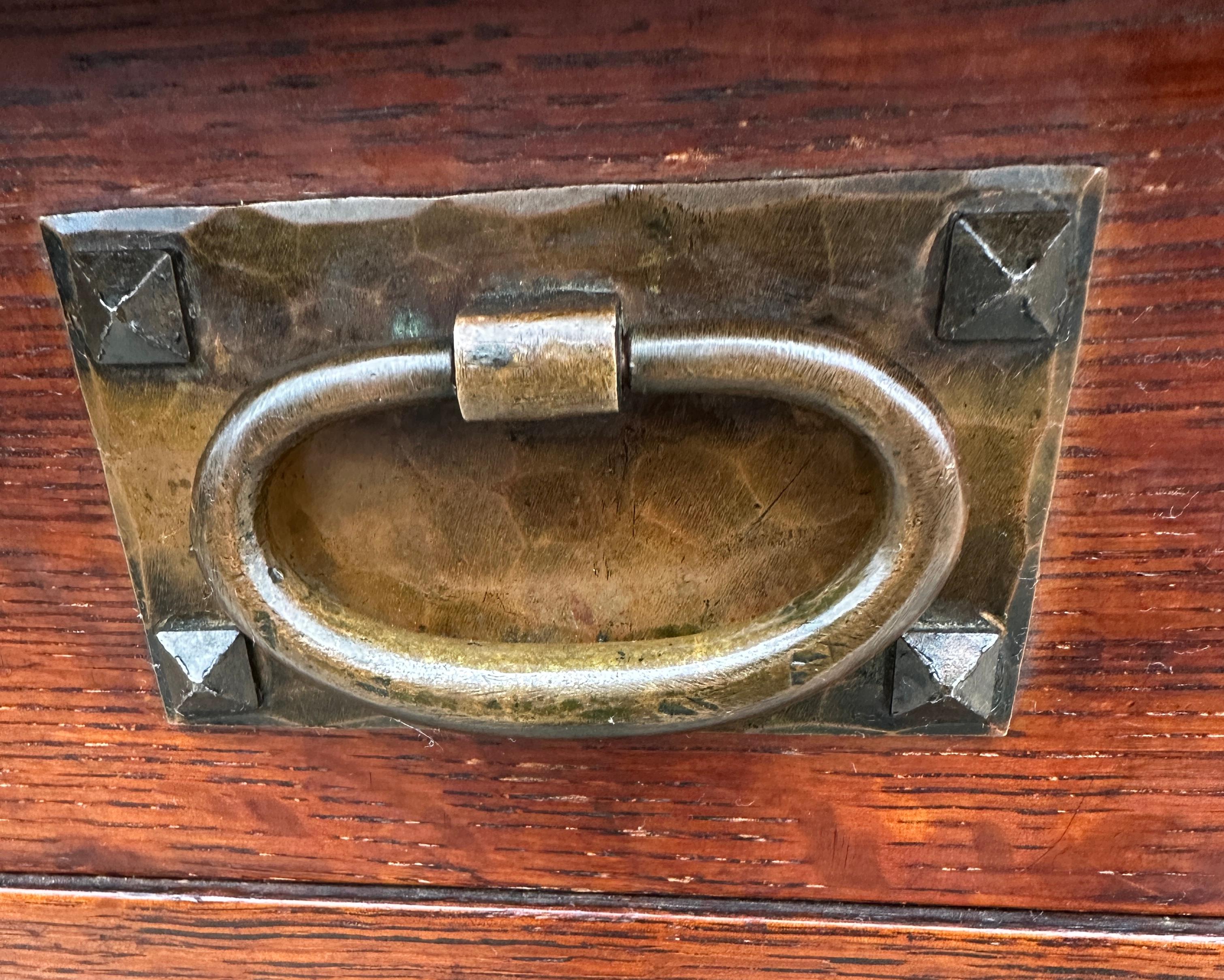 Voici un petit buffet / table de service ancien en très bon état. Cette pièce était très recherchée à l'époque où Gustav Stickley l'a réalisée.  Il est livré avec la finition d'origine et une belle couleur. La quincaillerie en fer est d'origine et