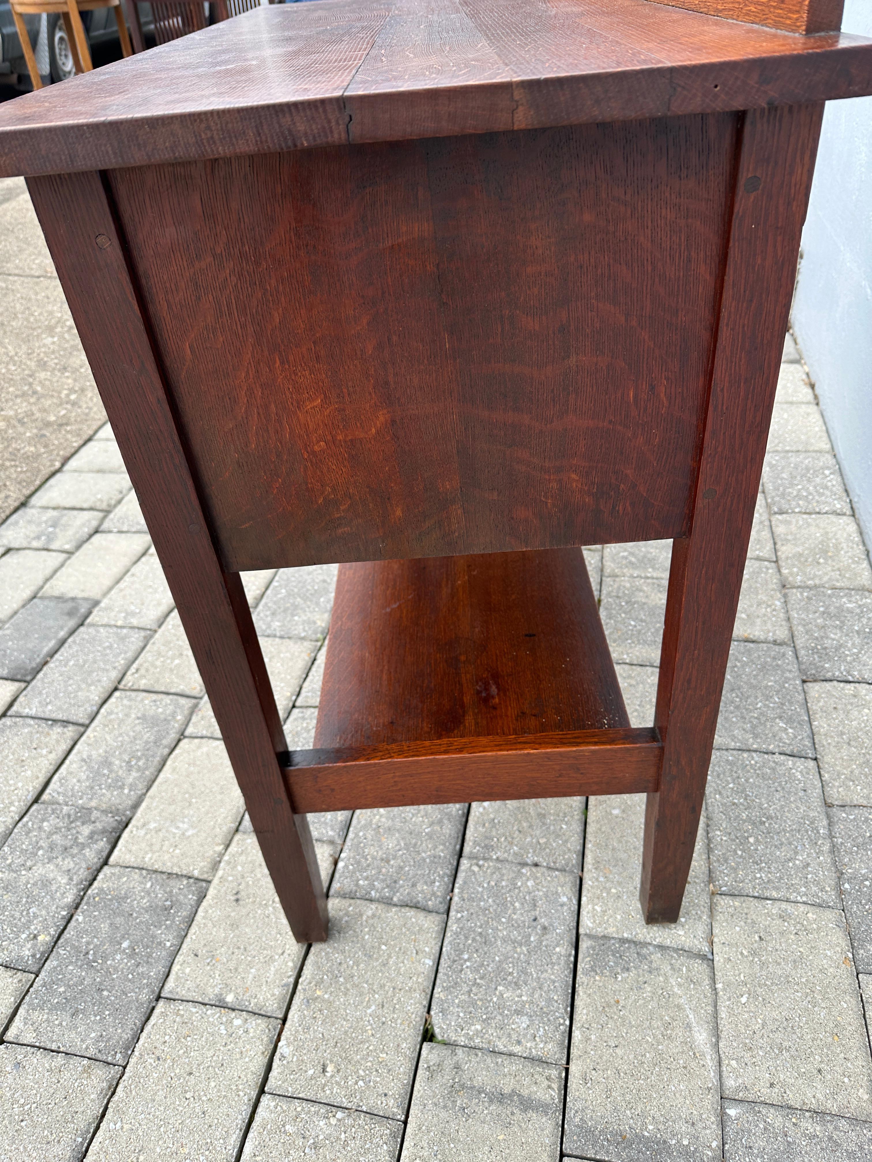 Américain Table de service antique Gustav Stickley / Petite planche d'appoint - W7535 en vente