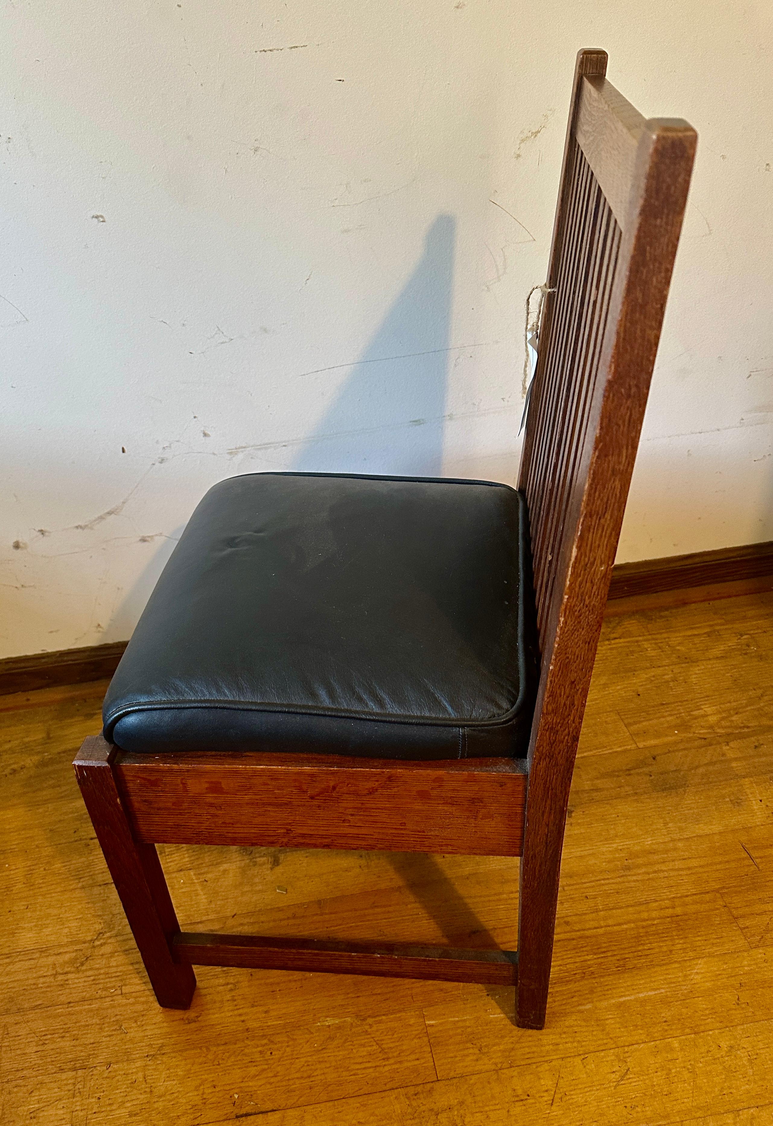 Antiker Gustav Stickley Spindelstuhl - W4134 im Zustand „Gut“ im Angebot in Shamokin Dam, PA