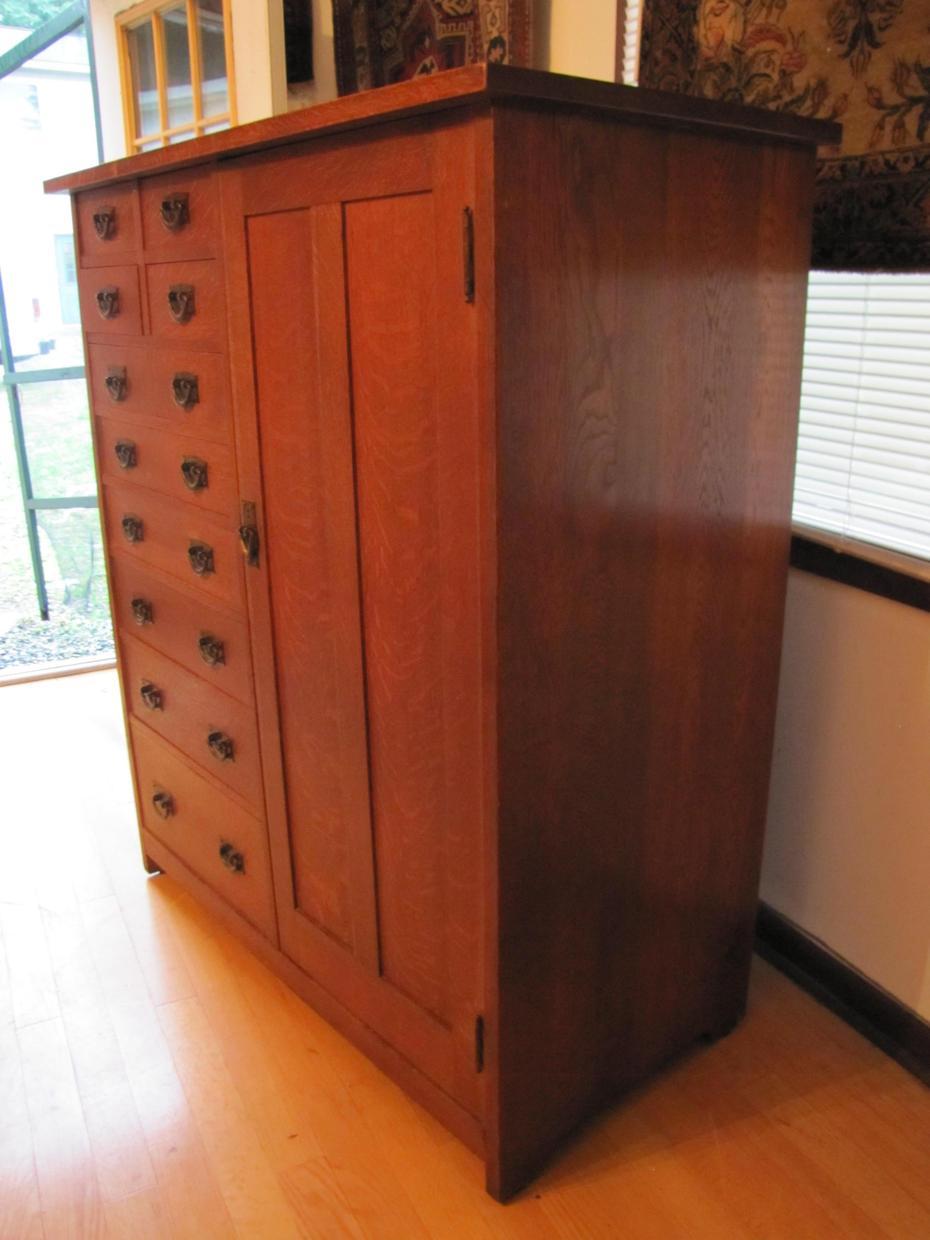 ANTIGÜEDAD importante  Armario Gustav Stickley - W1875   EXTRA  OFF en venta 4