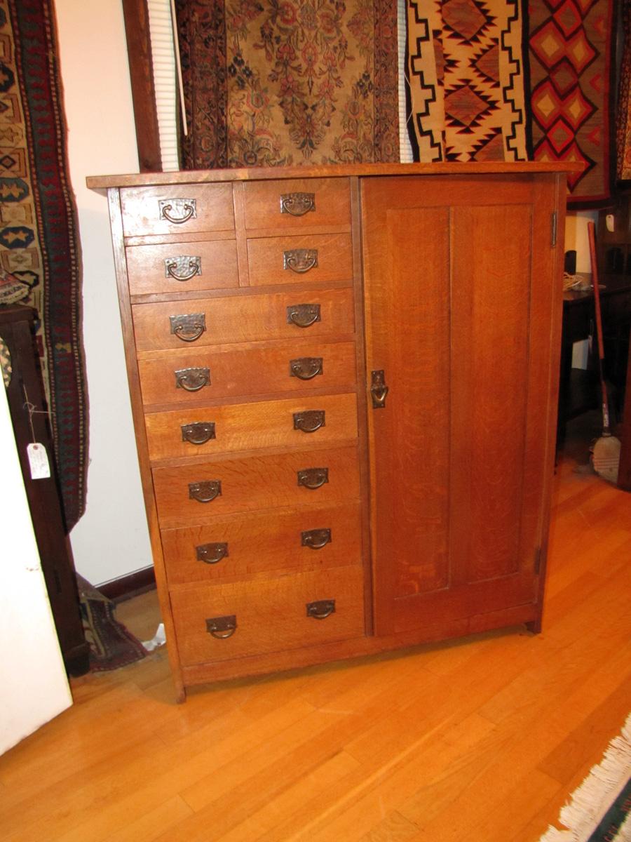 Armario antiguo Gustav Stickley

Es una de las piezas más limpias y bonitas que he visto en los últimos 50 años.  Este armario parece hecho ayer. Lo compró un hombre de Nebraska.  Decoró su casa únicamente con muebles de Gustav Stickley.  Tenemos la