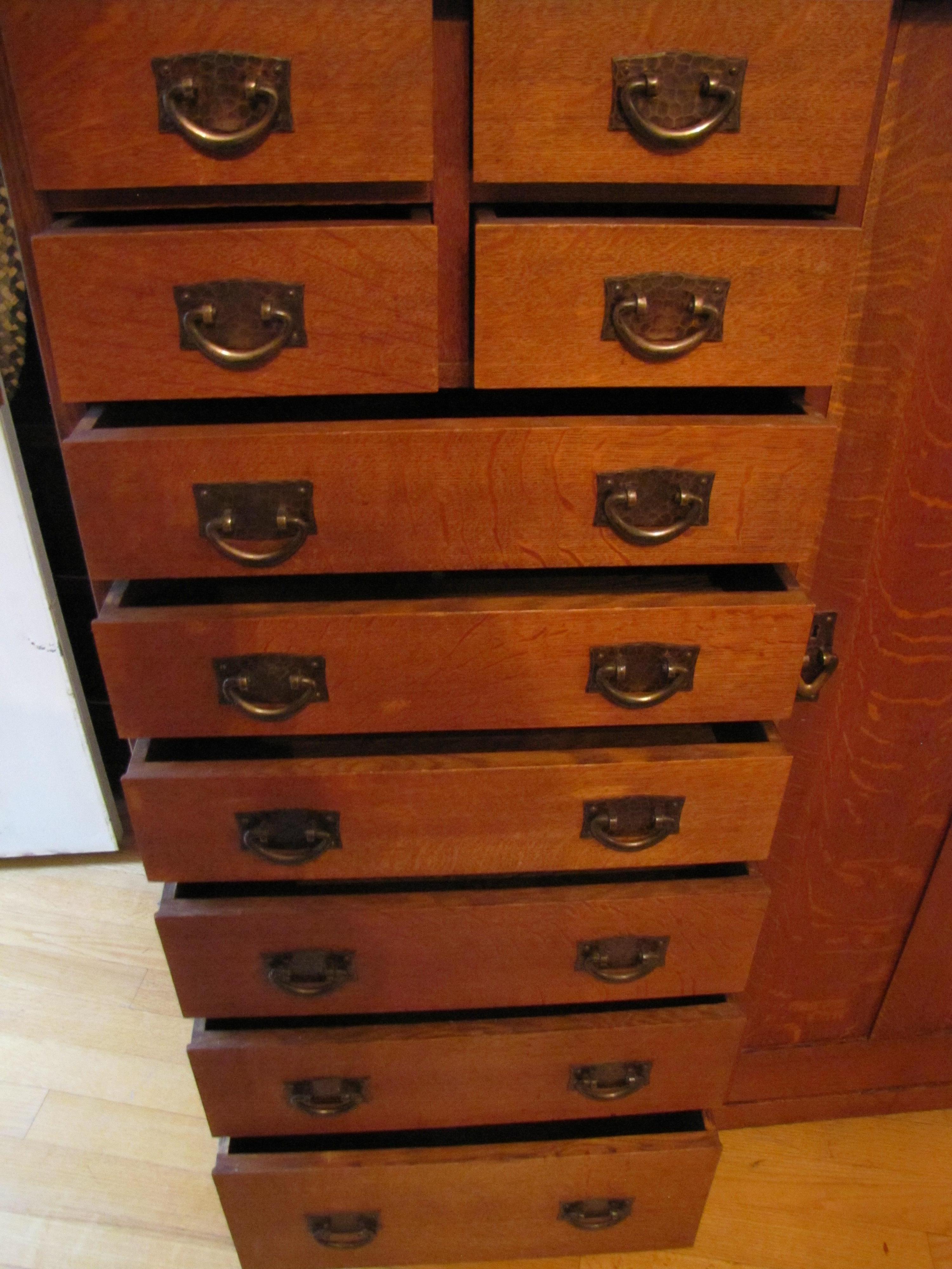 ANTIGÜEDAD importante  Armario Gustav Stickley - W1875   EXTRA  OFF en Excelente estado para la venta en Shamokin Dam, PA