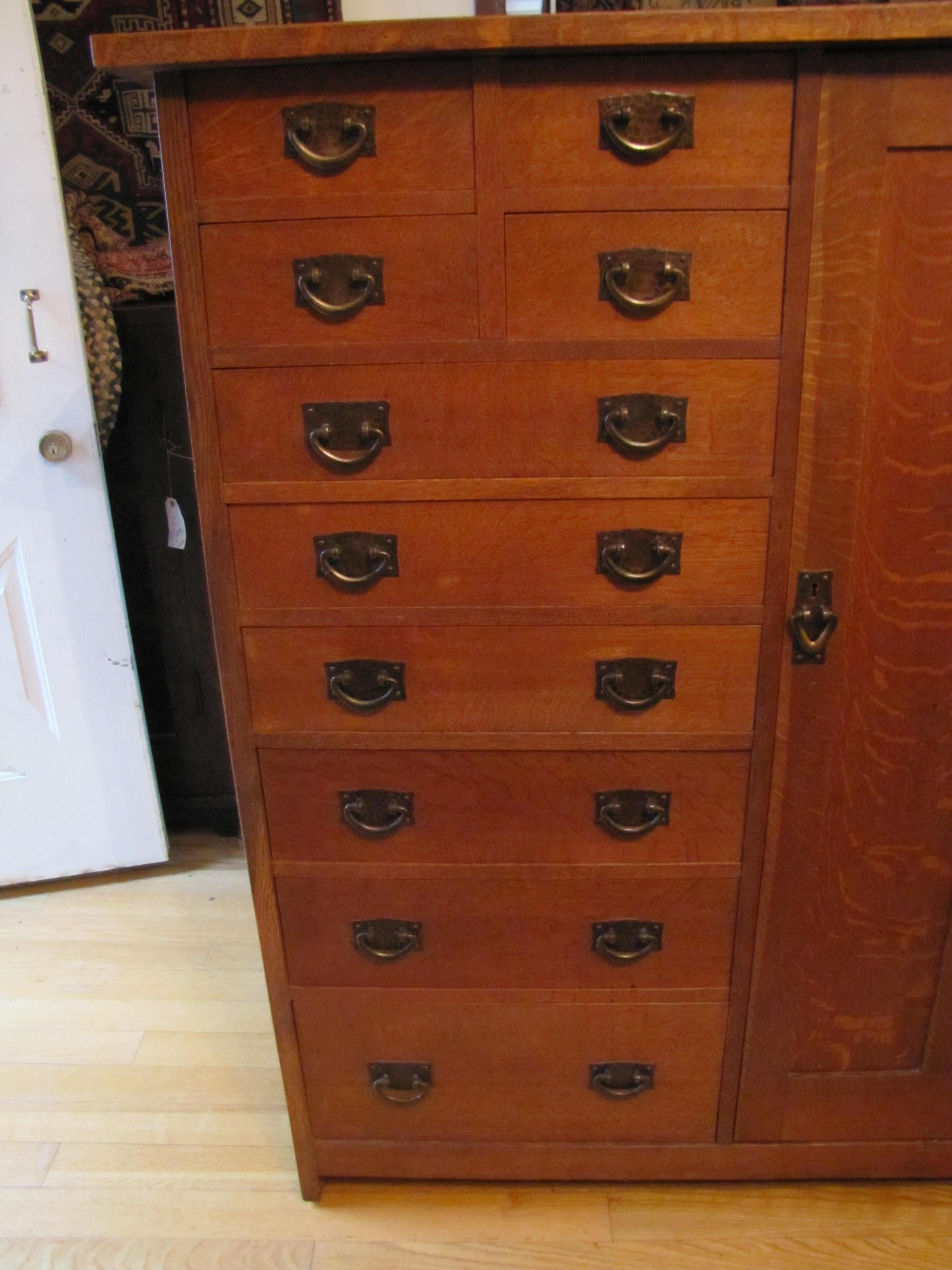 ANTIGÜEDAD importante  Armario Gustav Stickley - W1875   EXTRA  OFF siglo XX en venta