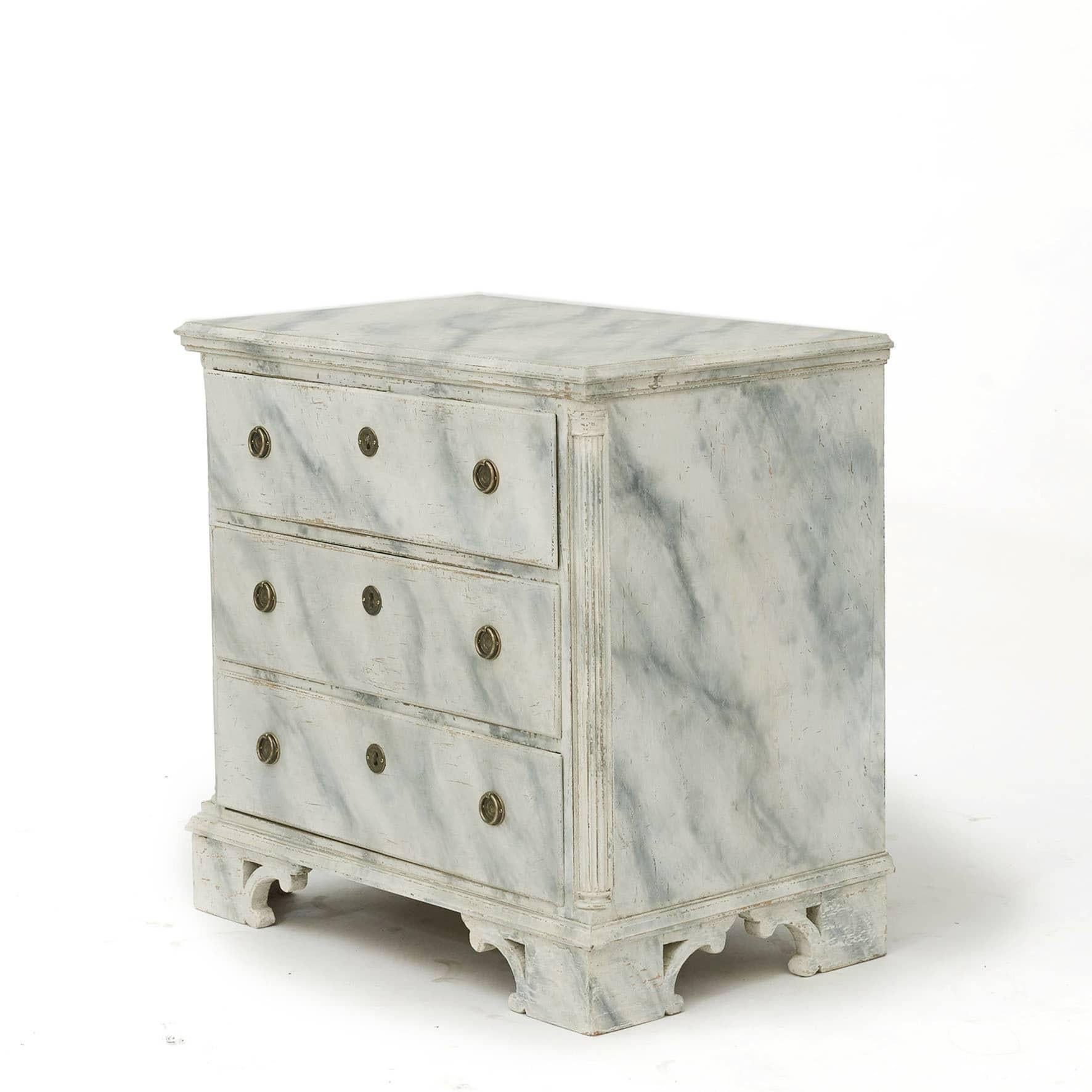 Gustavian chest of drawers with 3 drawers.
Sides with fluted quartz columns.
Gray marbled - conservator restored.

Sweden / Denmark 1780-1790.