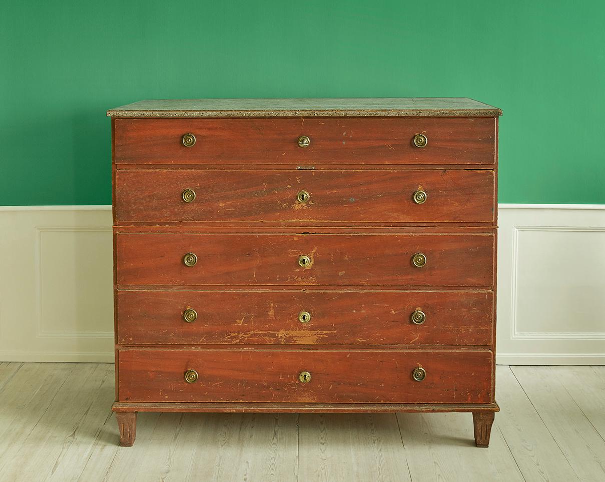 Sweden, 1780s

A gustavian chest-on-chest with original paint. Painted to look like mahogany and porphyry granit. 

H 132 x W 151 x D 58 cm