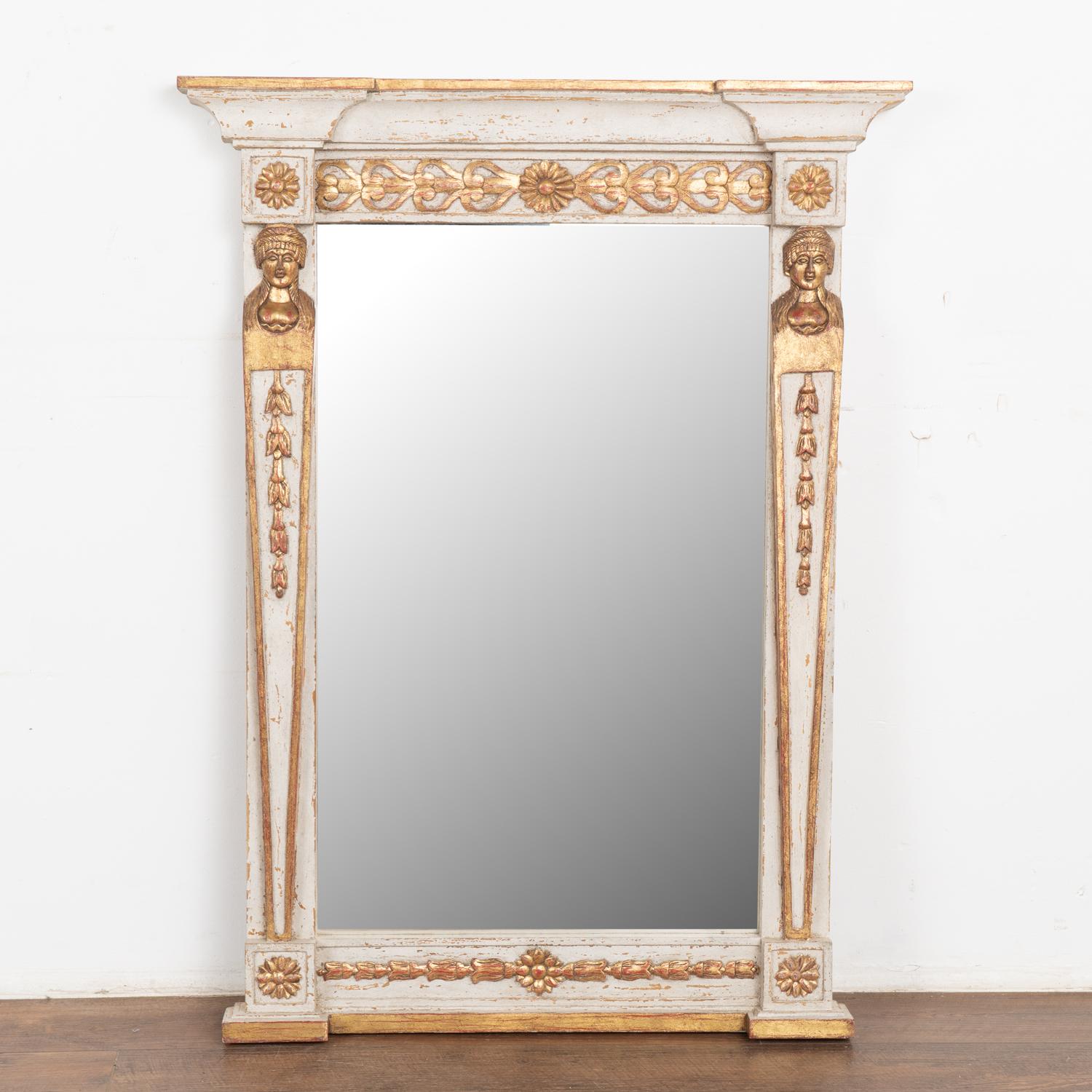 Gustavien Antique Gustavian Gray and Gold Mirror, Suède circa 1880 en vente