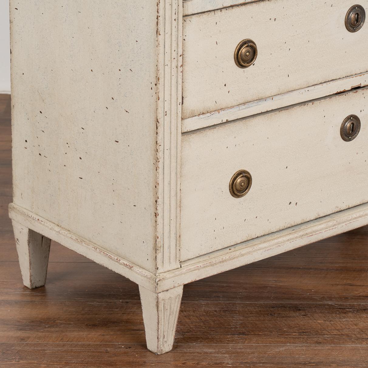 Antique Gustavian Gray Painted Chest of Three Drawers, Sweden, circa 1840-60 In Good Condition For Sale In Round Top, TX