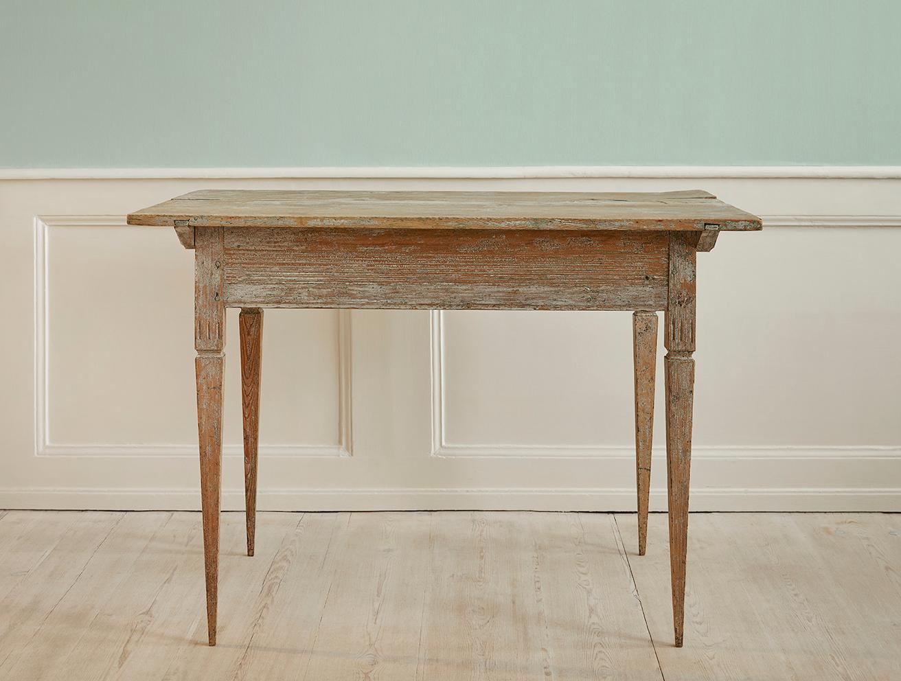 Suède, fin du 18e siècle.

Table en pin gustavien avec des tons de blanc et de vert.

Mesures : H 76 x L 108 x P 69 cm.