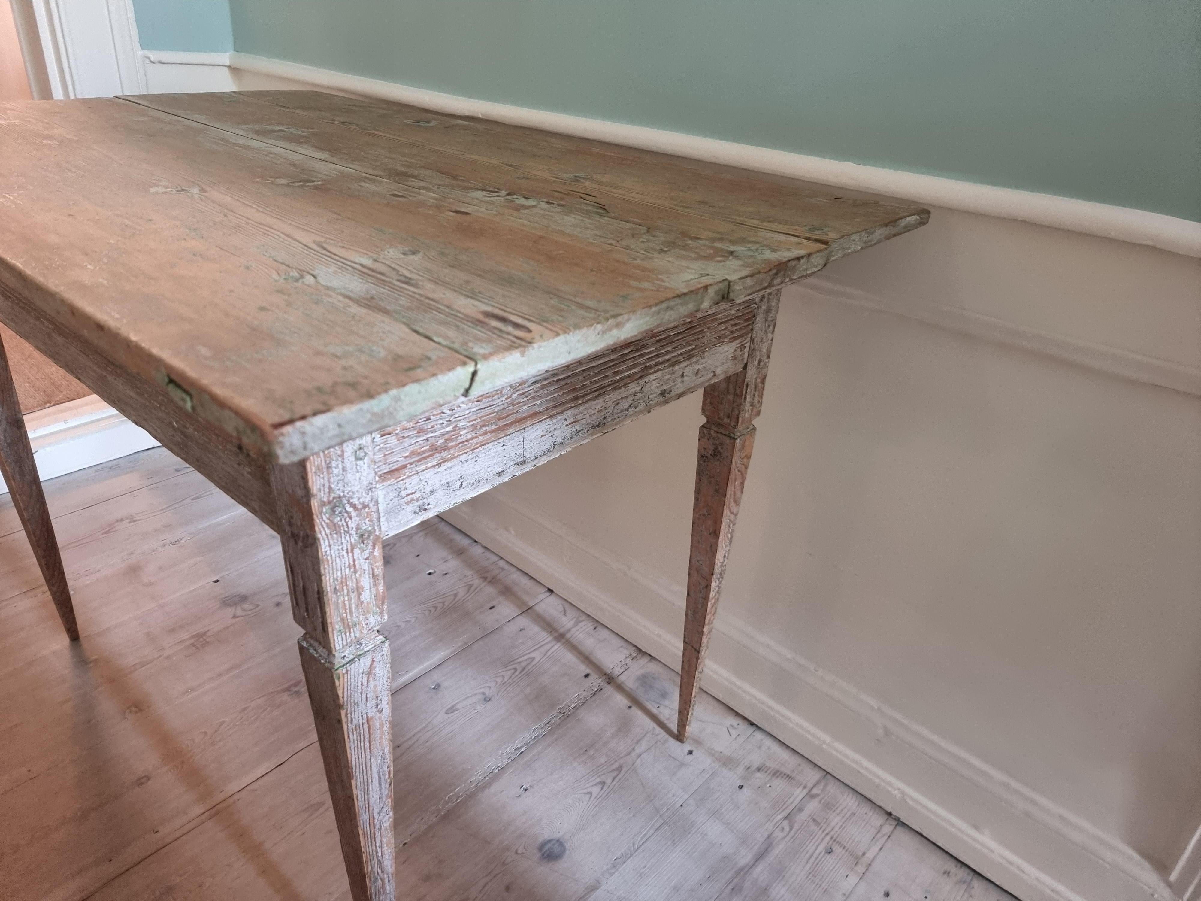 Ancienne table en pin gustavienne, Suède, fin du XVIIIe siècle en vente 1
