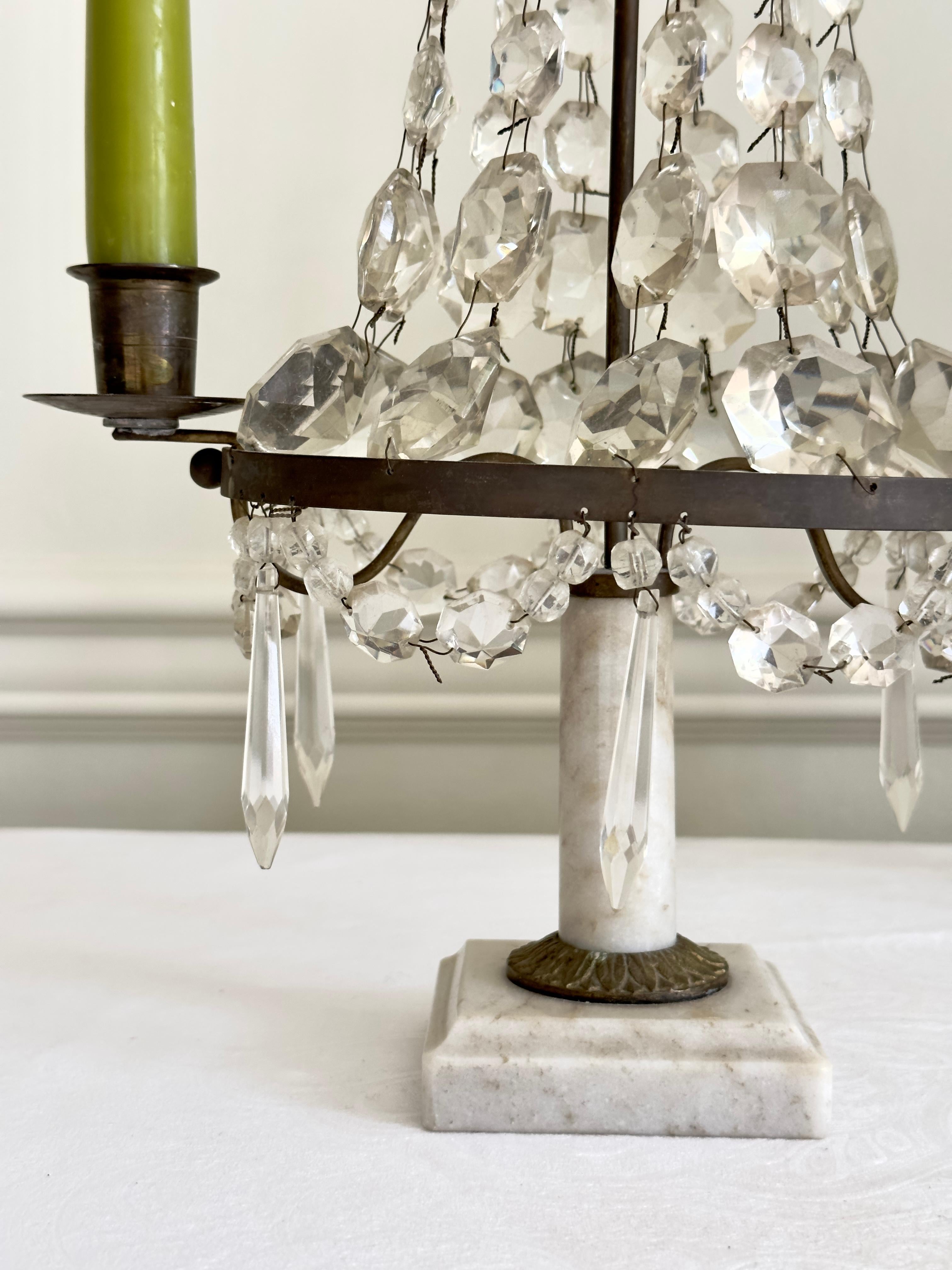 Antiker Gustavianischer skandinavischer Kristall- und Marmor-Tisch-Kandelaber Girandolen (19. Jahrhundert) im Angebot