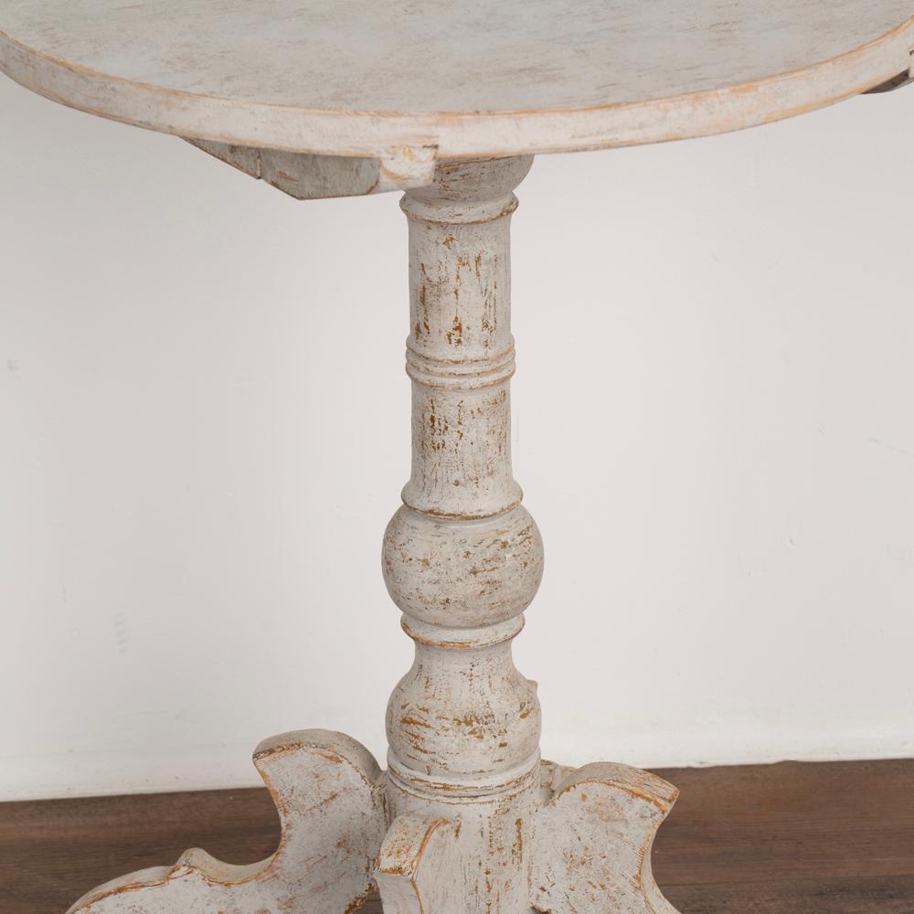 Antique Gustavian Small Round White Painted Pedestal Side Table, Sweden circa 18 In Good Condition In Round Top, TX