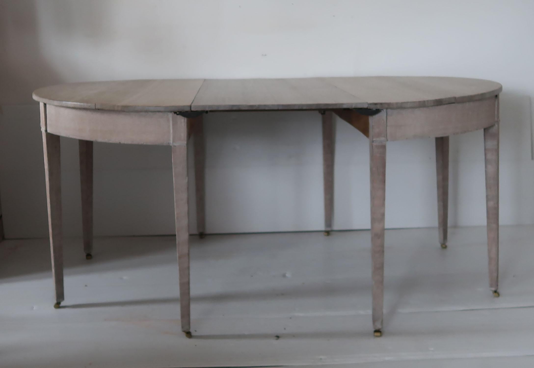 Fabulous Georgian dining table. Seats 8 people.

2 D ends and the original leaf.

The oak has been recently limed. There is a lacquer on the top to make it quite functional as a diner.

Very versatile. It can be the full 8-seat dining table, a