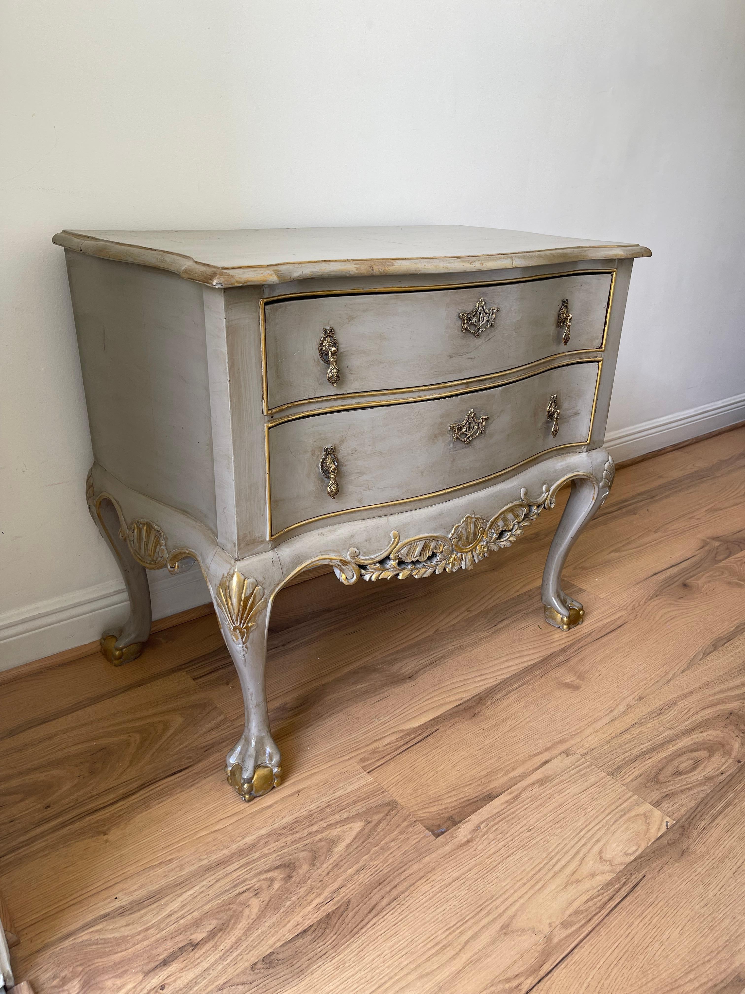 Gustaviano Spettacolare commode antico in stile gustaviano dipinto di grigio in vendita