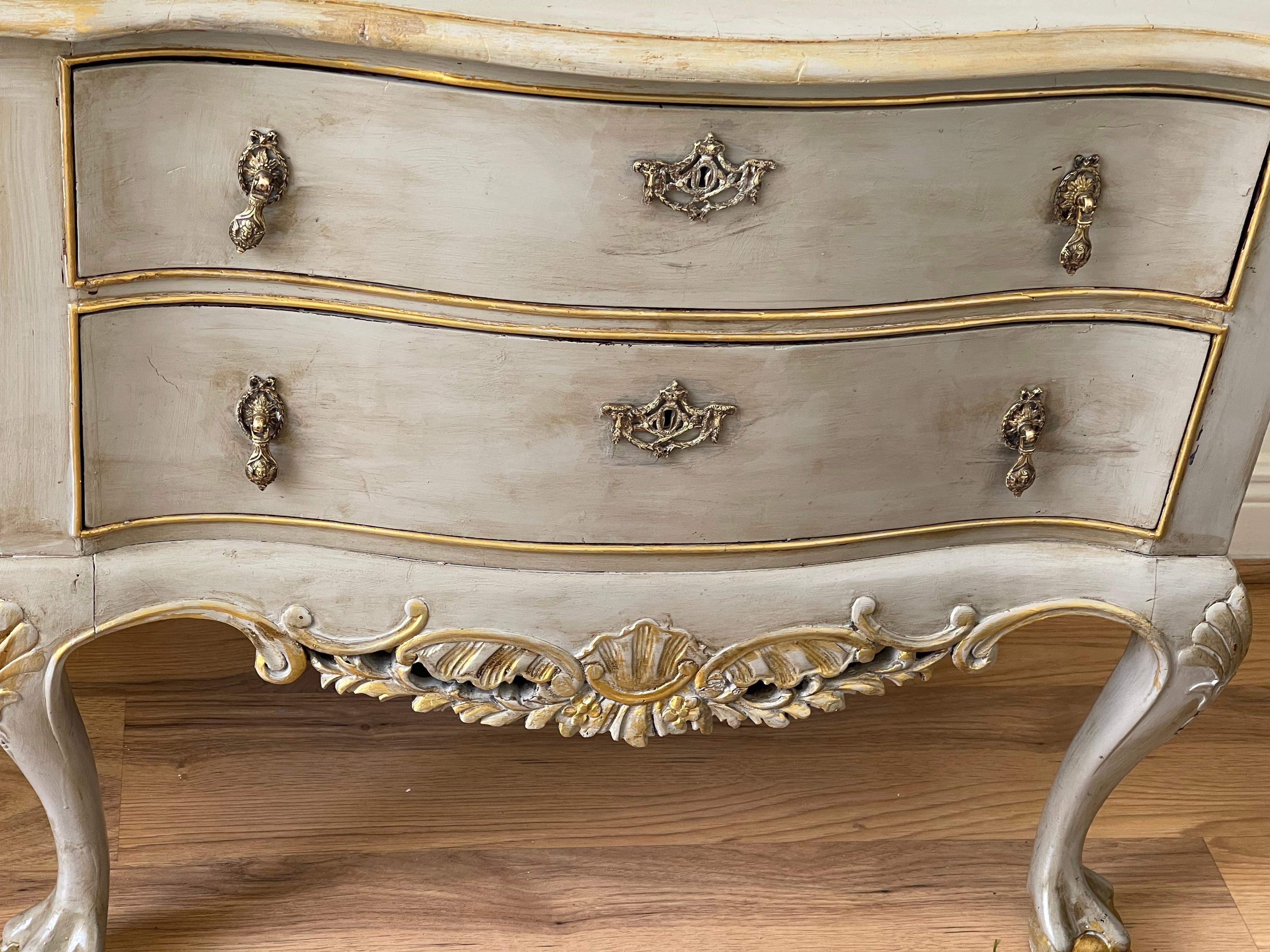 Spettacolare commode antico in stile gustaviano dipinto di grigio In condizioni deteriorate in vendita a Boca Raton, FL