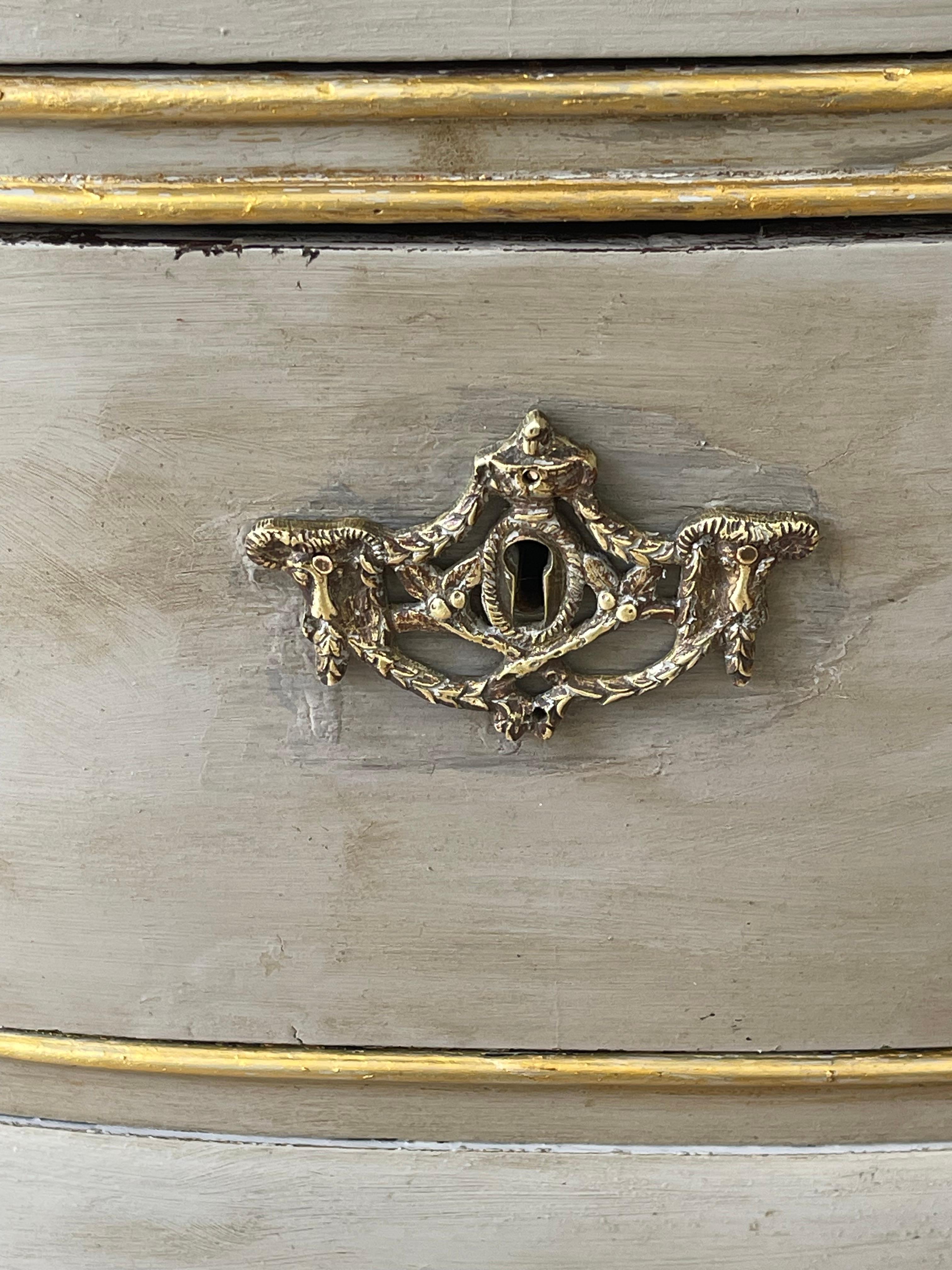 Inizio XX secolo Spettacolare commode antico in stile gustaviano dipinto di grigio in vendita