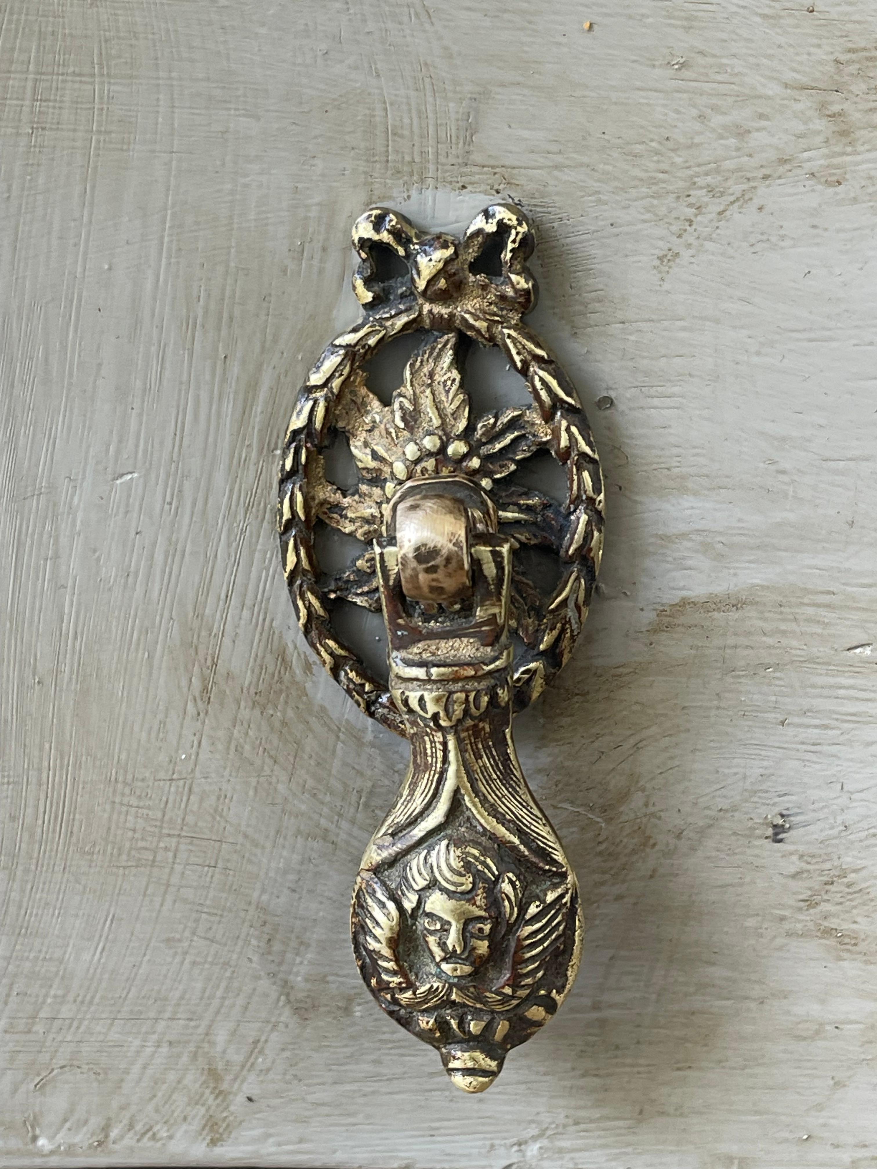 Spettacolare commode antico in stile gustaviano dipinto di grigio in vendita 1