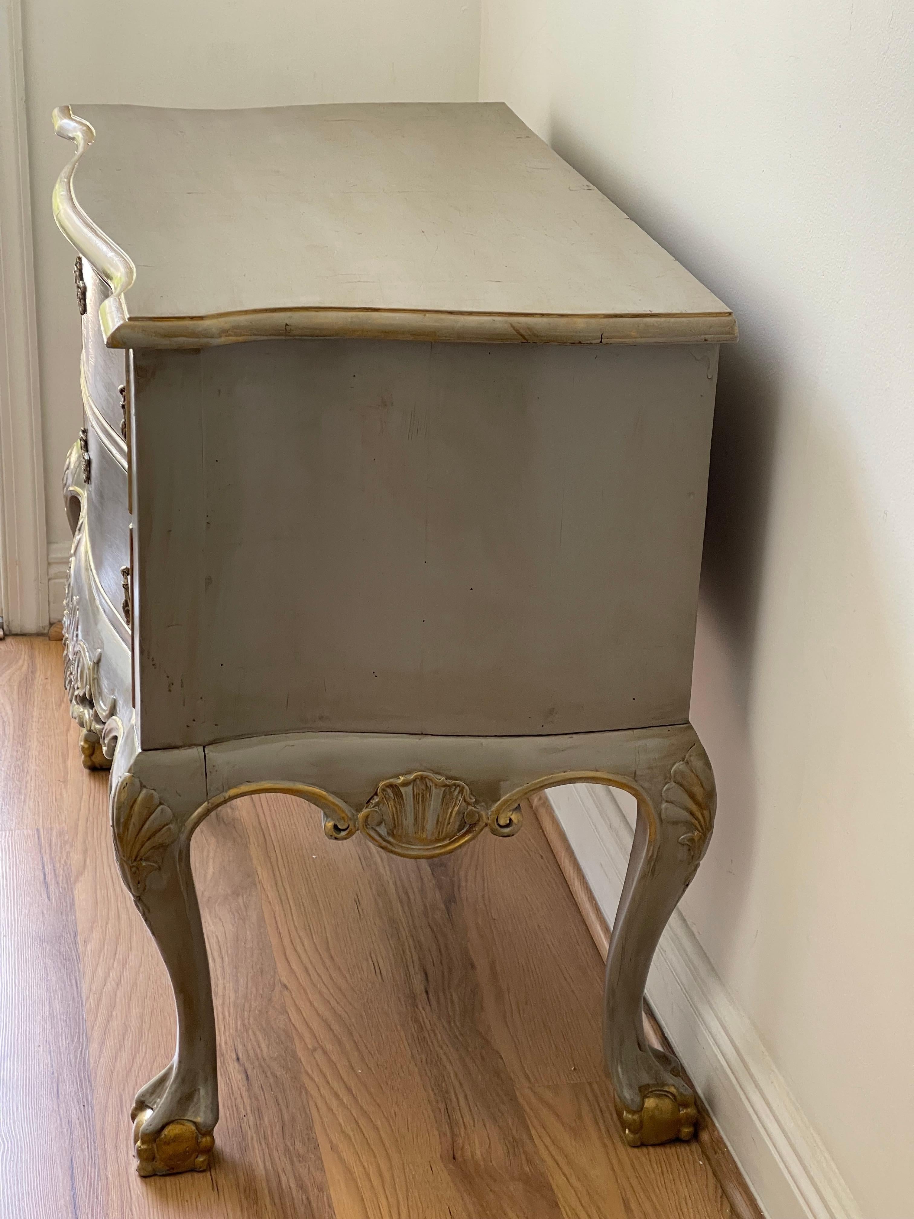 Spettacolare commode antico in stile gustaviano dipinto di grigio in vendita 2