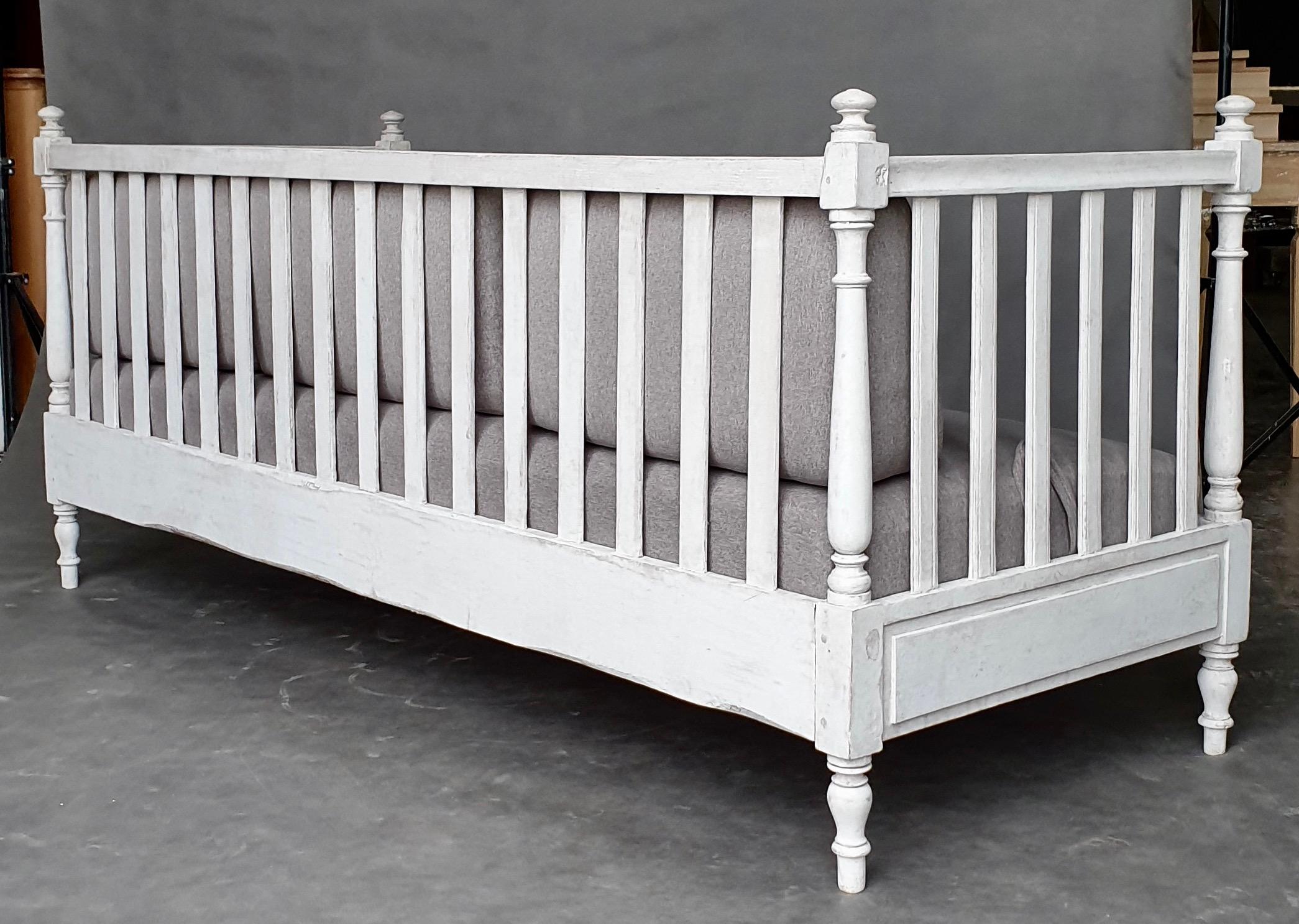 Hand-Painted Antique Gustavian Style Settee, Late 19th Century For Sale