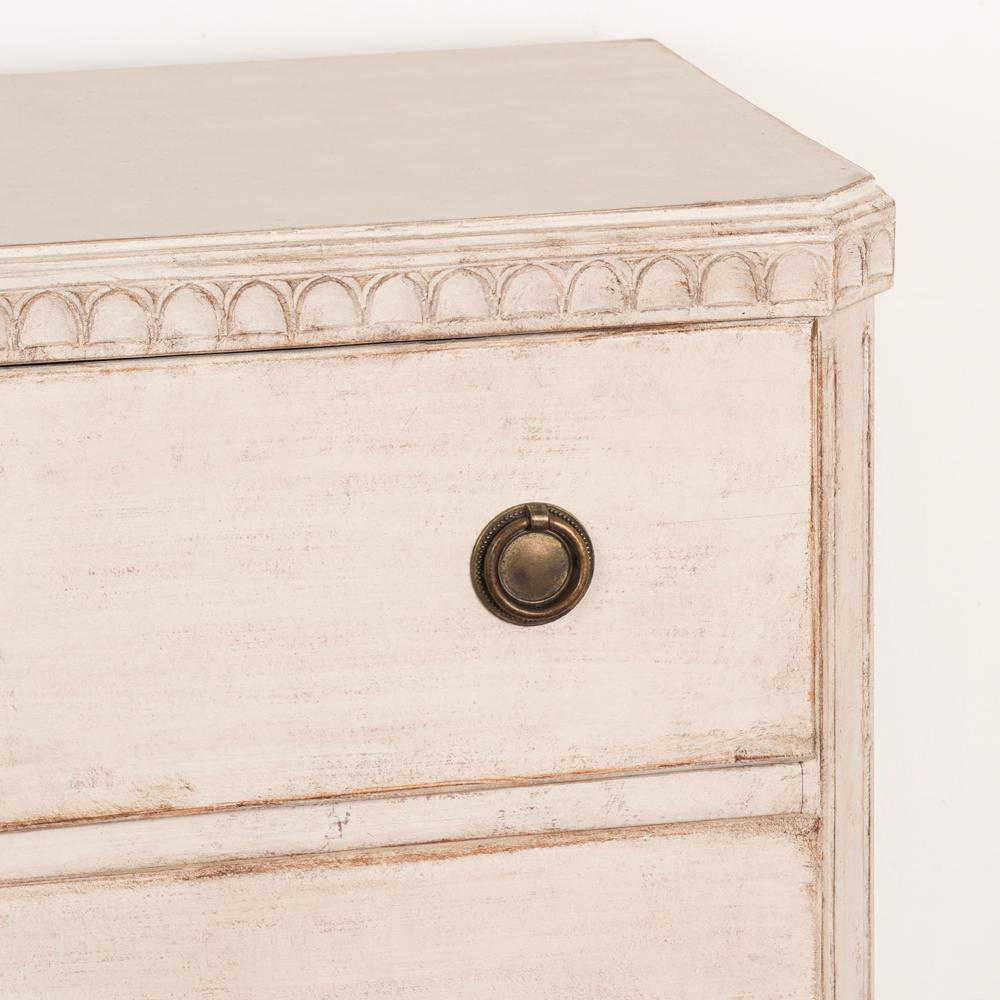 Antike Gustavianische weiß bemalte Kommode mit drei Schubladen aus Schweden um 1840 im Angebot 3