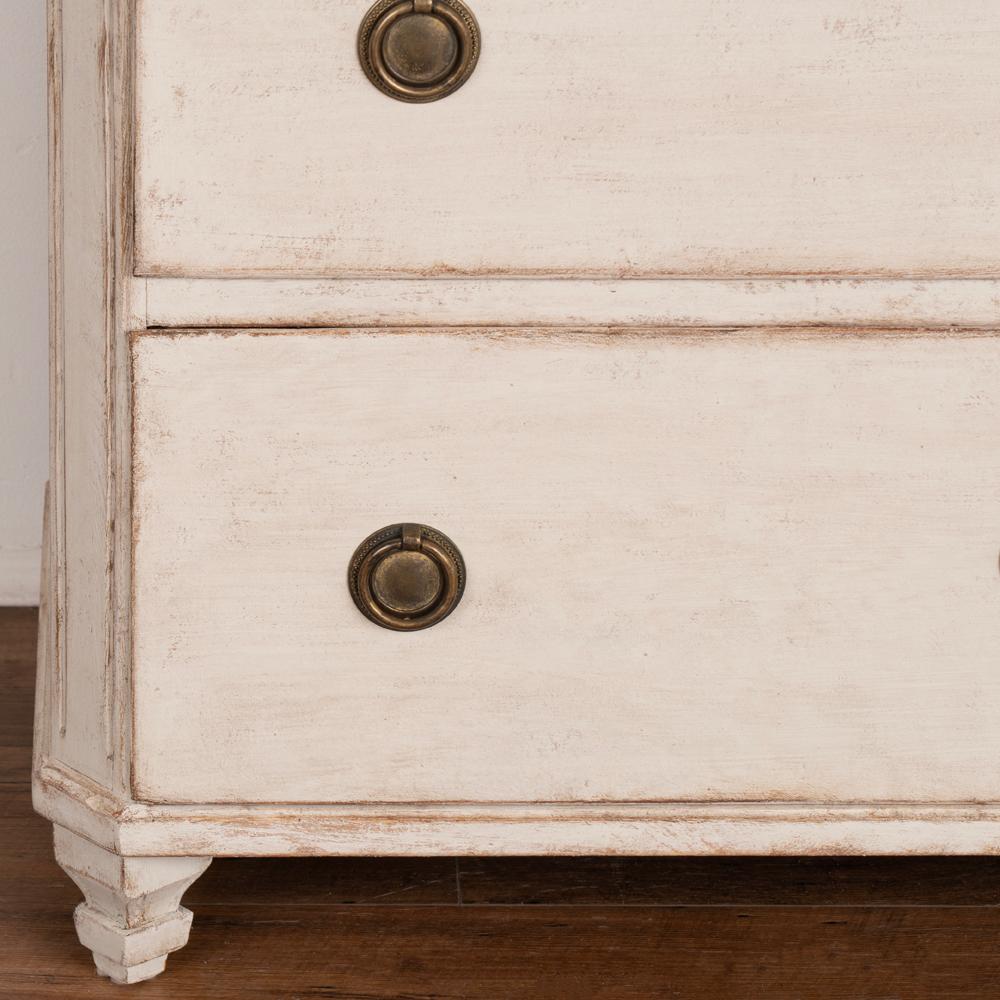 Antike Gustavianische weiß bemalte Kommode mit drei Schubladen aus Schweden um 1840 im Angebot 5