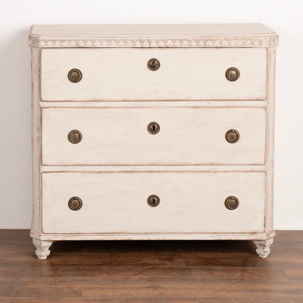 Antique Gustavian White Painted Chest of Three Drawers from Sweden circa 1840 In Good Condition For Sale In Round Top, TX