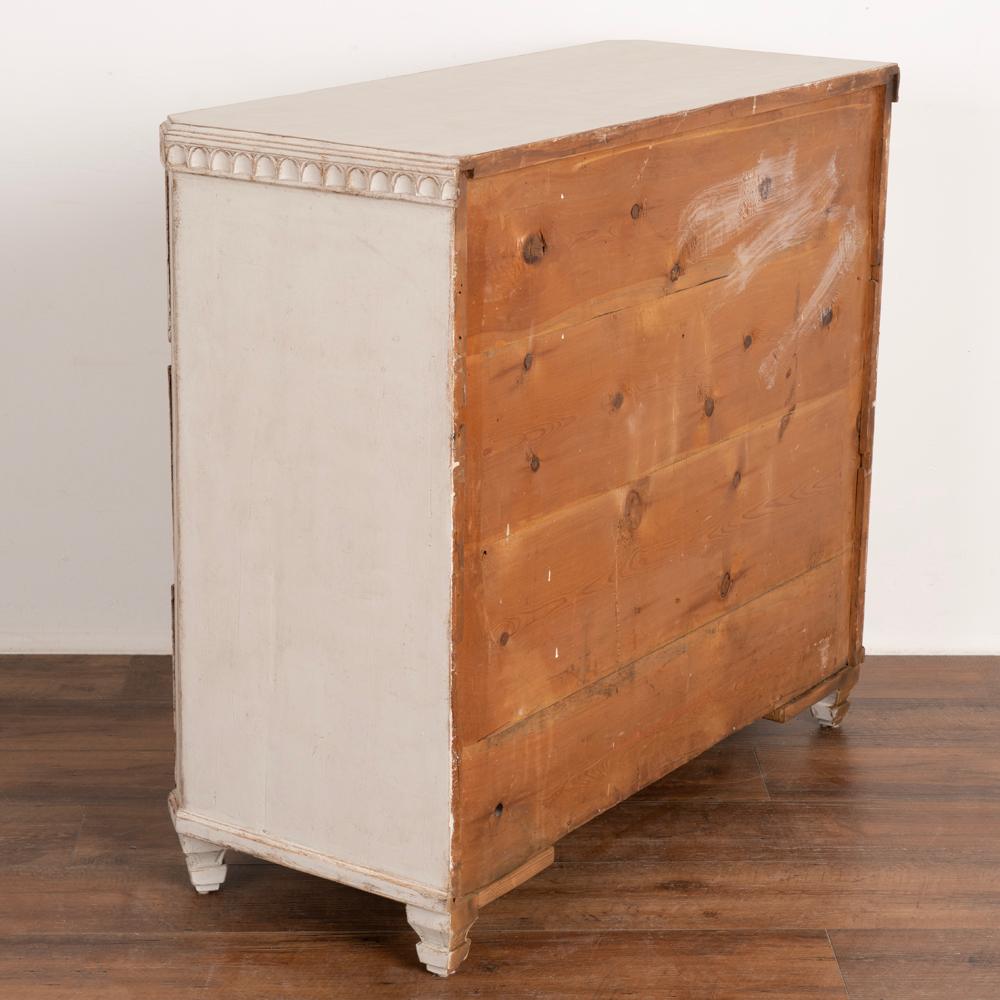 Antike Gustavianische weiß bemalte Kommode mit drei Schubladen aus Schweden um 1840 im Zustand „Gut“ im Angebot in Round Top, TX