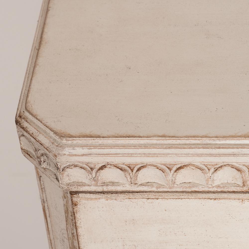 Bois Ancienne commode Gustavienne à trois tiroirs peinte en blanc de Suède circa 1840 en vente