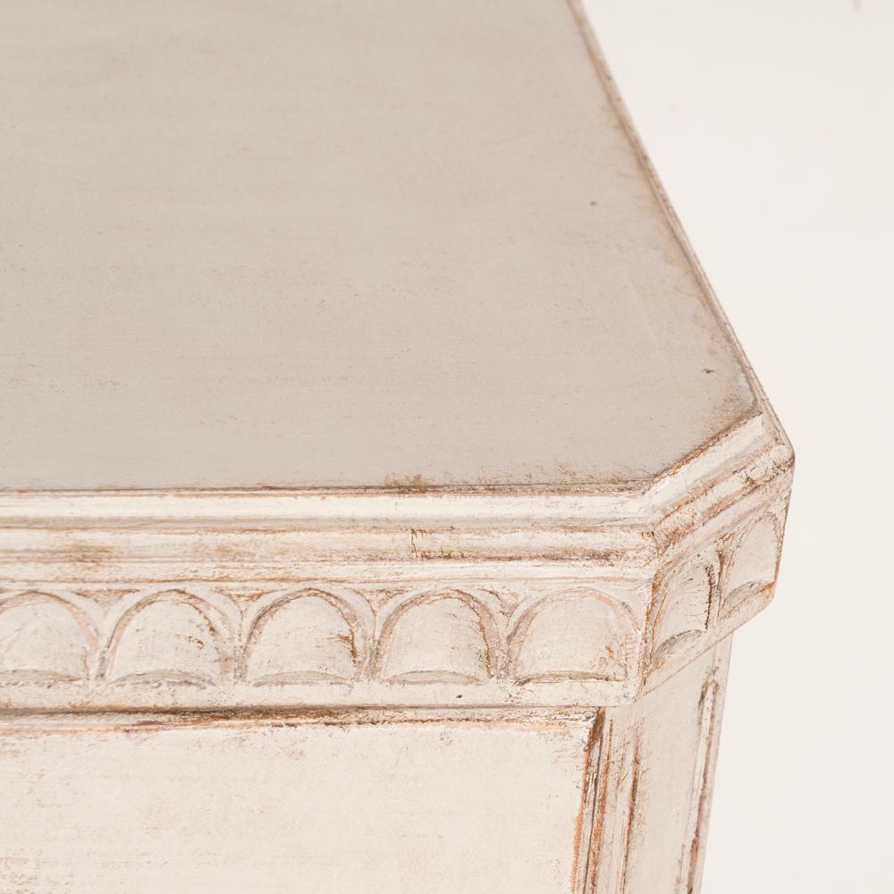 Antike Gustavianische weiß bemalte Kommode mit drei Schubladen aus Schweden um 1840 (Holz) im Angebot
