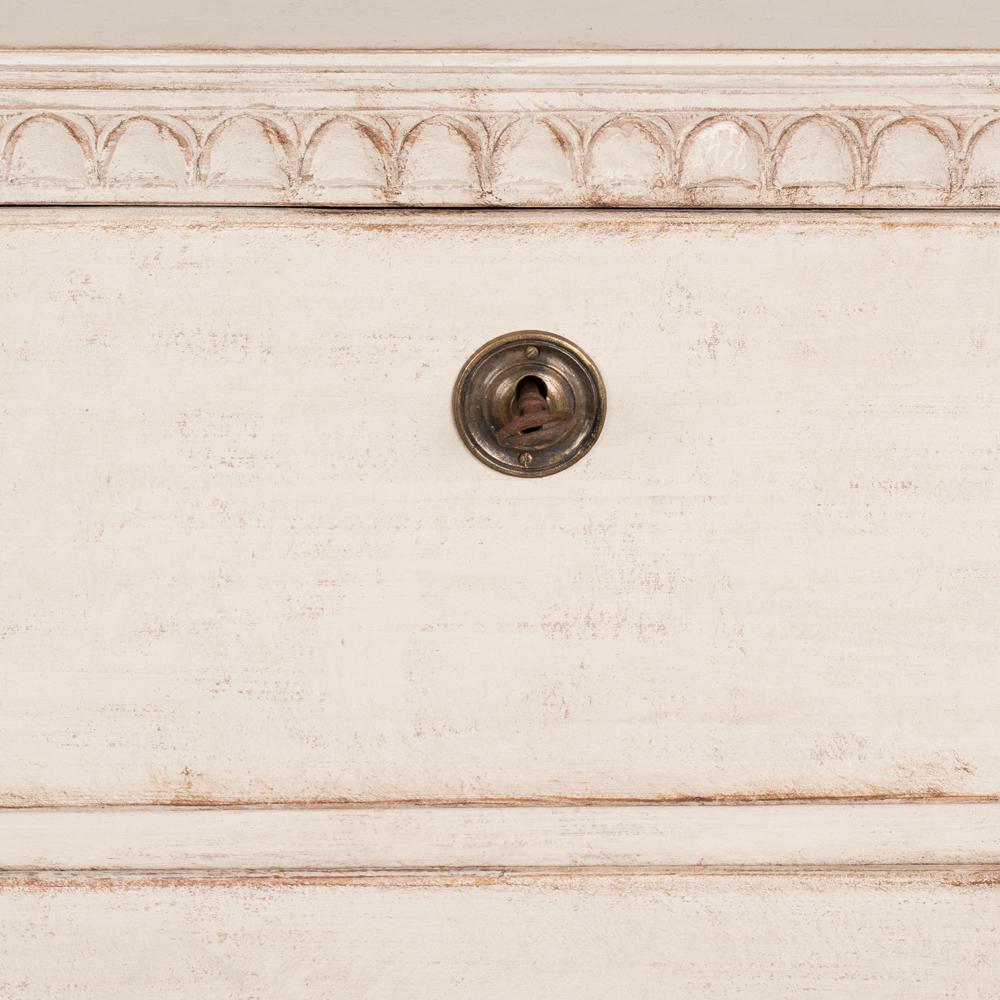 Antike Gustavianische weiß bemalte Kommode mit drei Schubladen aus Schweden um 1840 im Angebot 1