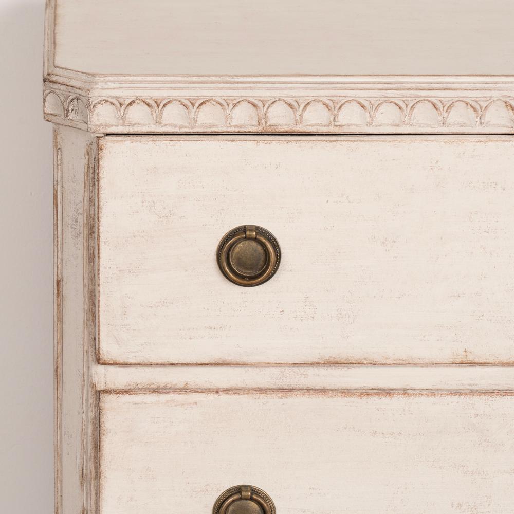 Antike Gustavianische weiß bemalte Kommode mit drei Schubladen aus Schweden um 1840 im Angebot 2