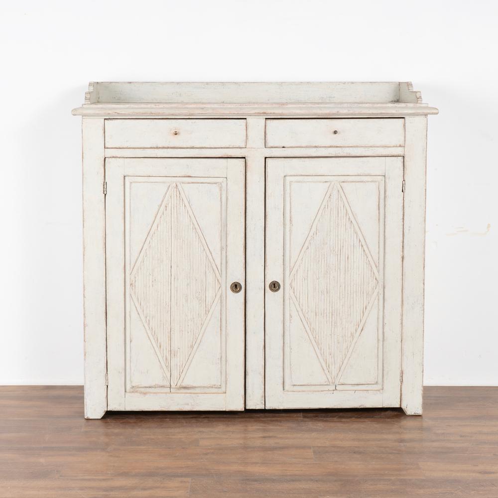 Antiker Gustavianischer, weiß lackierter, hoher Sideboard-Buffetservierer aus Schweden, um 1 im Zustand „Gut“ im Angebot in Round Top, TX