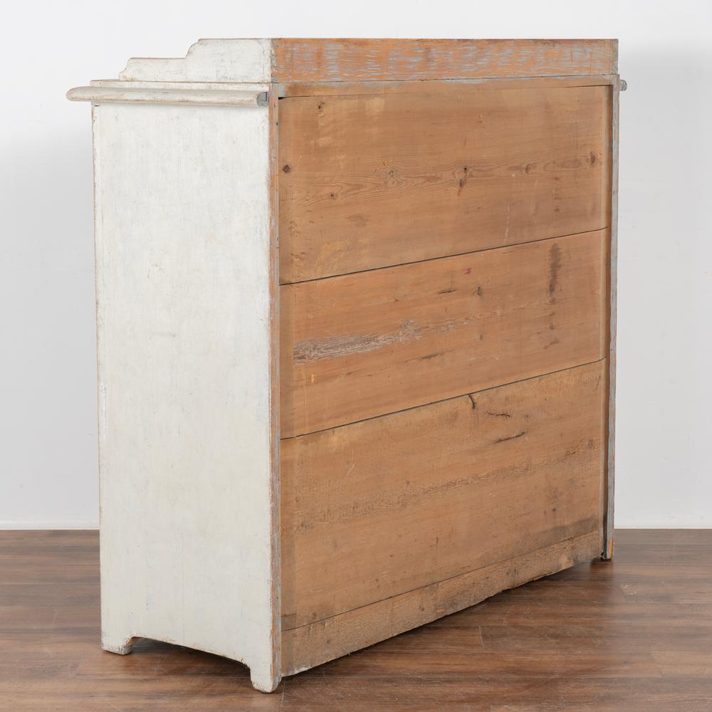 Antiker Gustavianischer, weiß lackierter, hoher Sideboard-Buffetservierer aus Schweden, um 1 (19. Jahrhundert) im Angebot