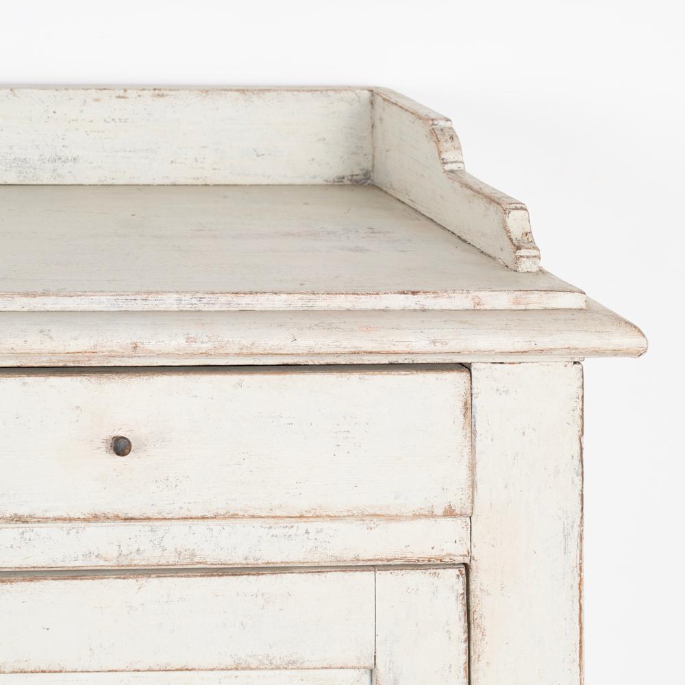 Antique Gustavian White Painted Sideboard Buffet Server, Sweden circa 1820-40 In Good Condition In Round Top, TX