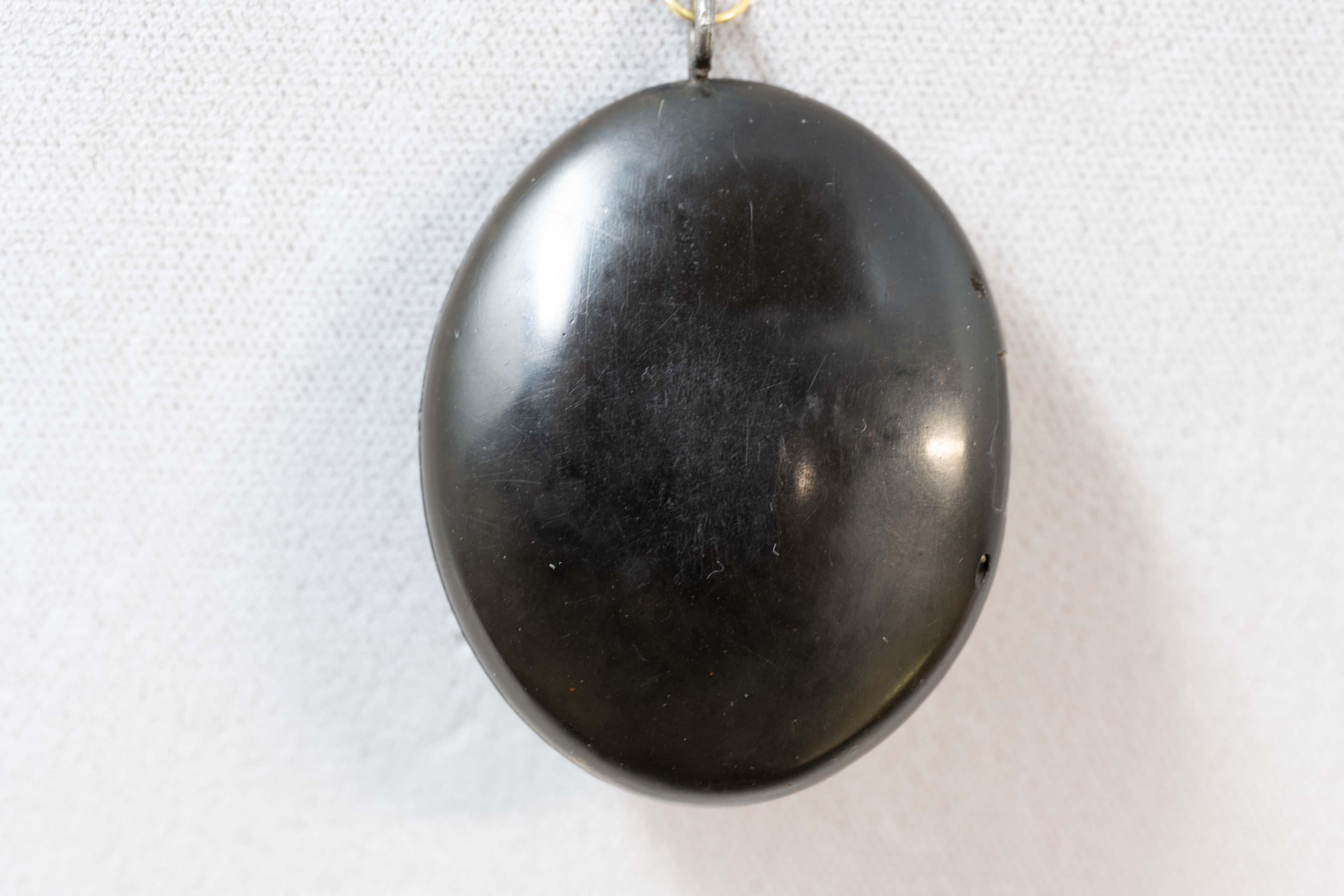 Taille ronde Gutta Percha, pendentif mdaillon ancien en or 14 carats et perles en vente