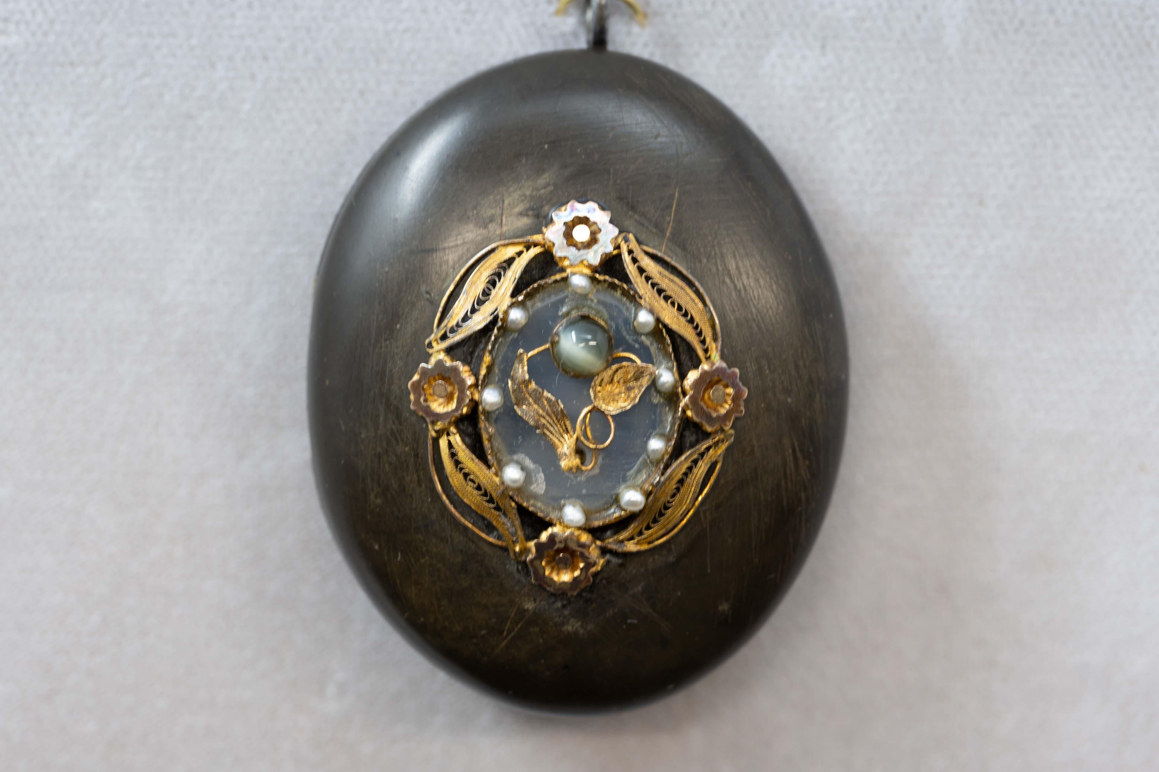 Gutta Percha, pendentif mdaillon ancien en or 14 carats et perles Bon état - En vente à Montreal, QC
