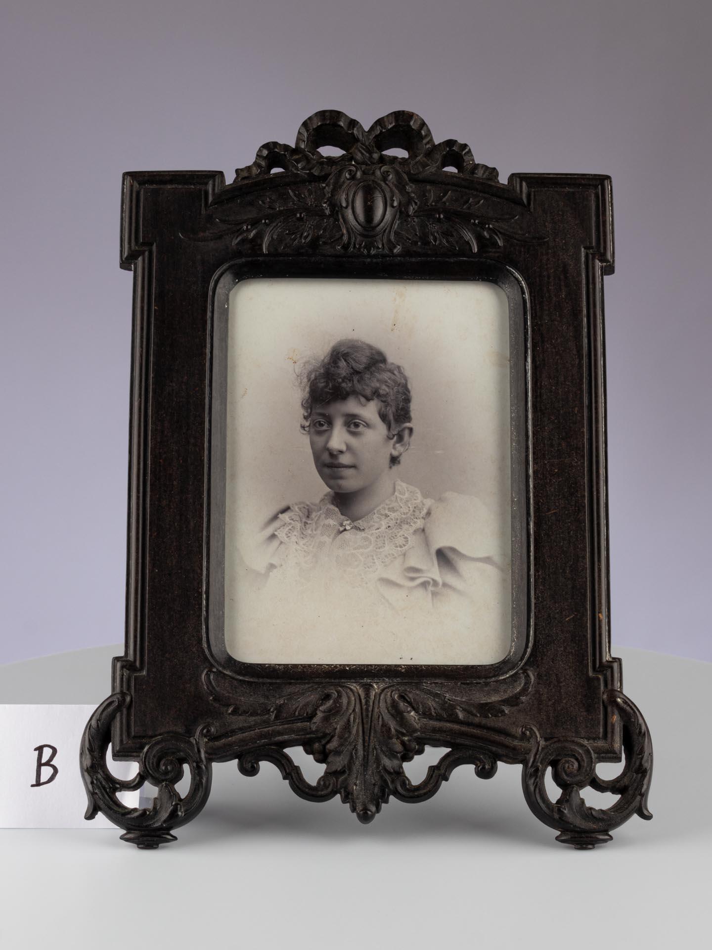 Antique Gutta-Percha Picture Frame, France, 1880s, 10 x 13 cm For Sale 3