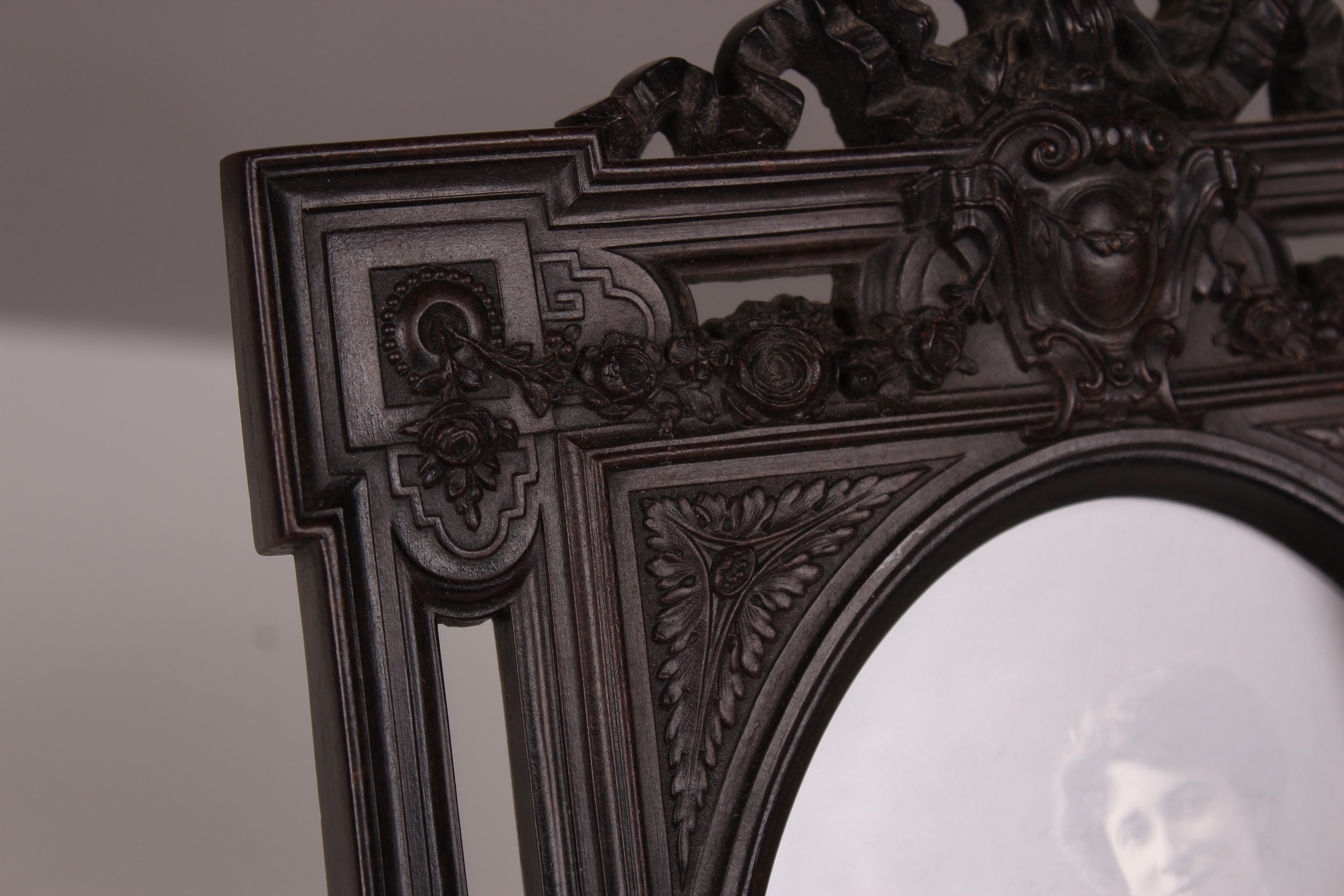 Beautiful victorian picture frame from France circa 1880.
Made of the particular material Gutta-Percha.

